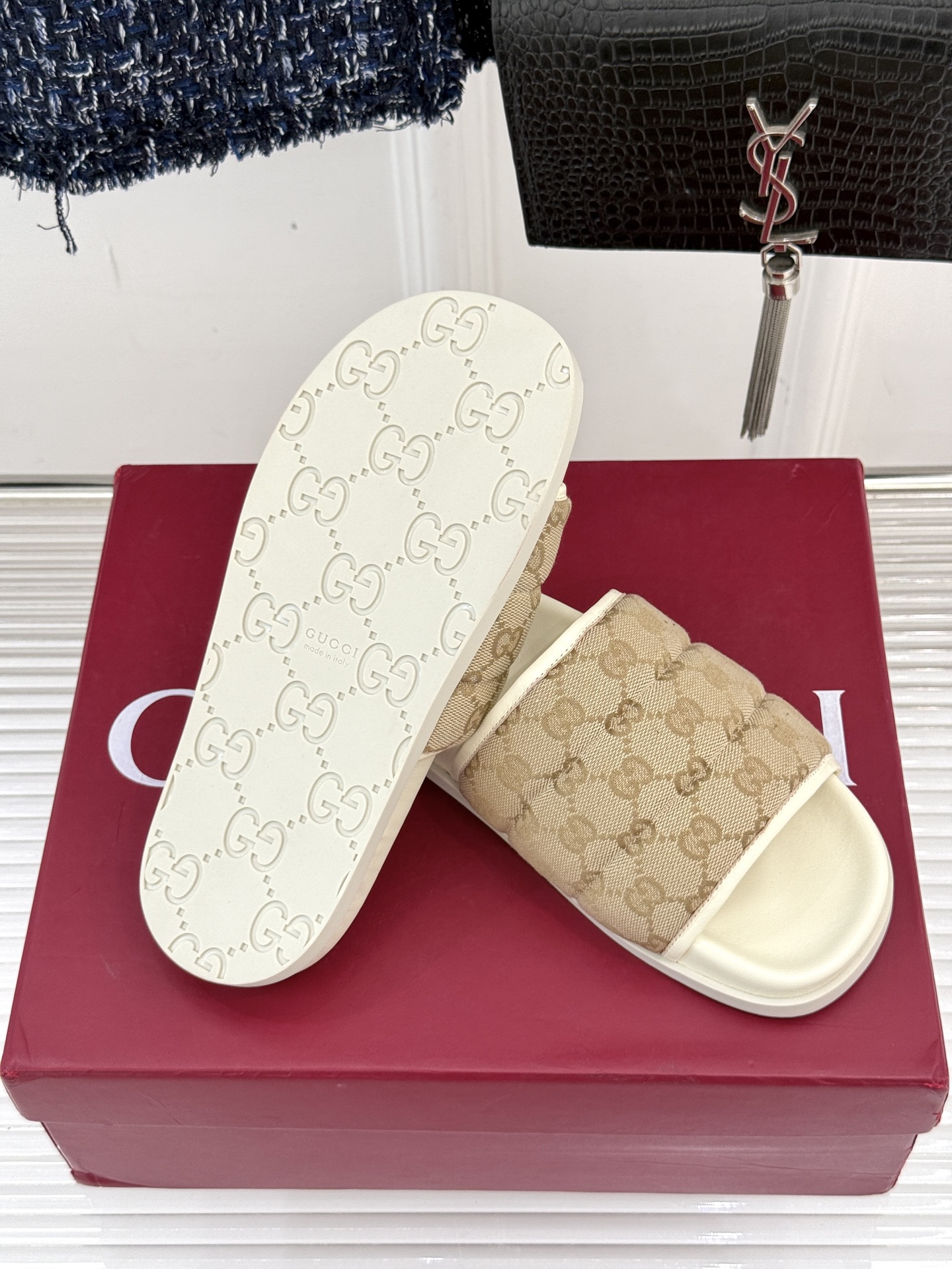 
Gucci/古驰25WF春夏新品
双G老花休闲懒人拖鞋
从经典双G老花到个性纯色
时髦又舒适 还不挑脚