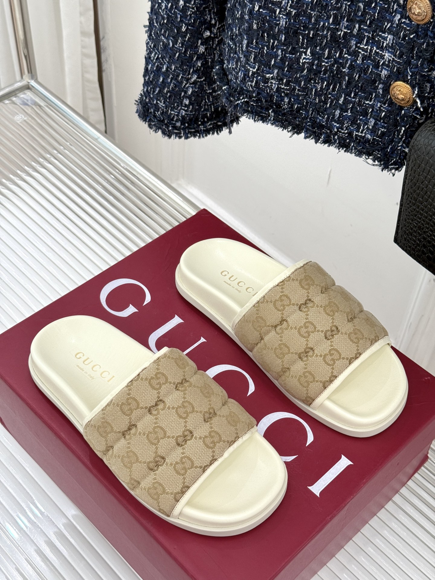 
Gucci/古驰25WF春夏新品
双G老花休闲懒人拖鞋
从经典双G老花到个性纯色
时髦又舒适 还不挑脚