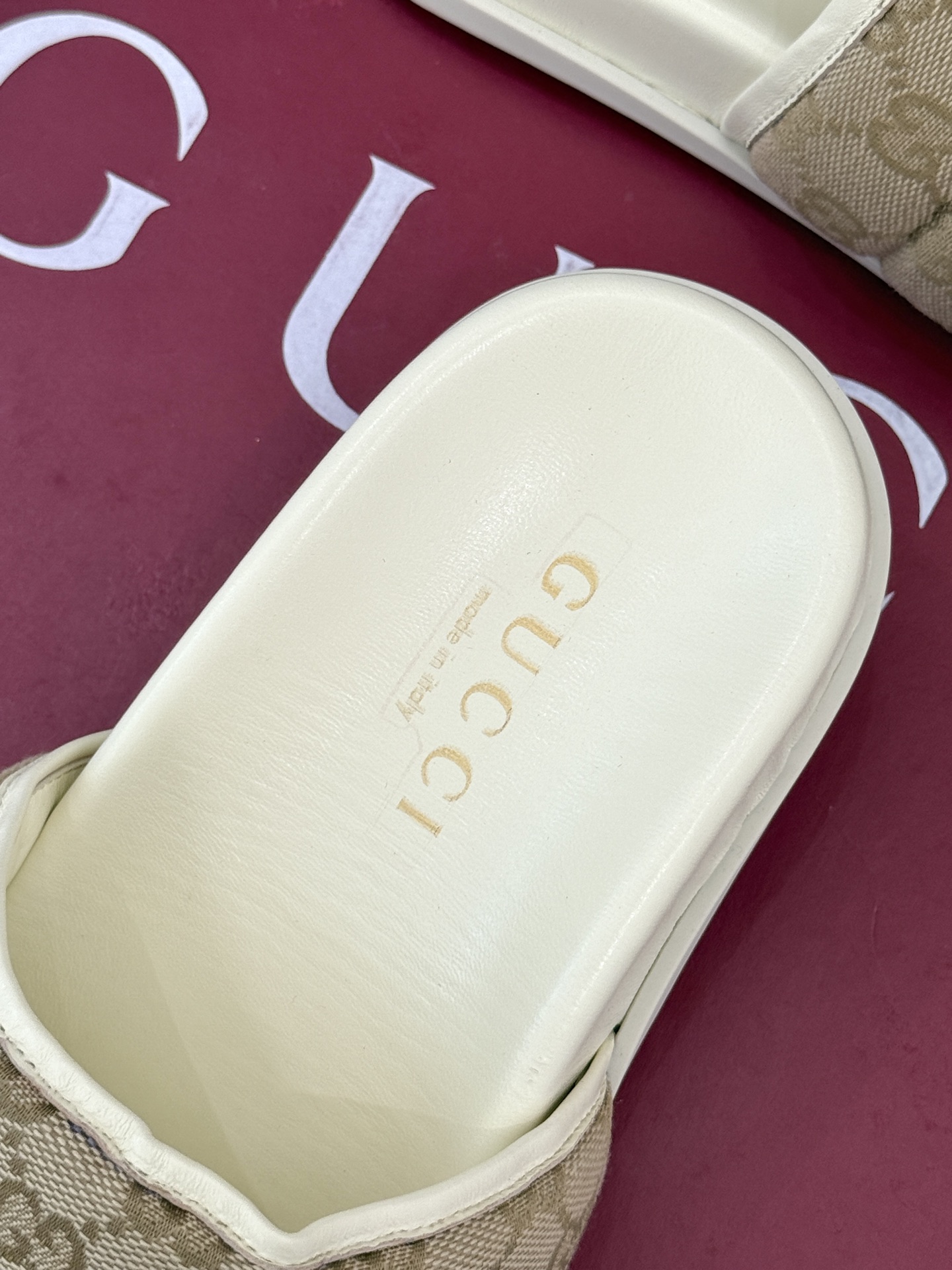 
Gucci/古驰25WF春夏新品
双G老花休闲懒人拖鞋
从经典双G老花到个性纯色
时髦又舒适 还不挑脚