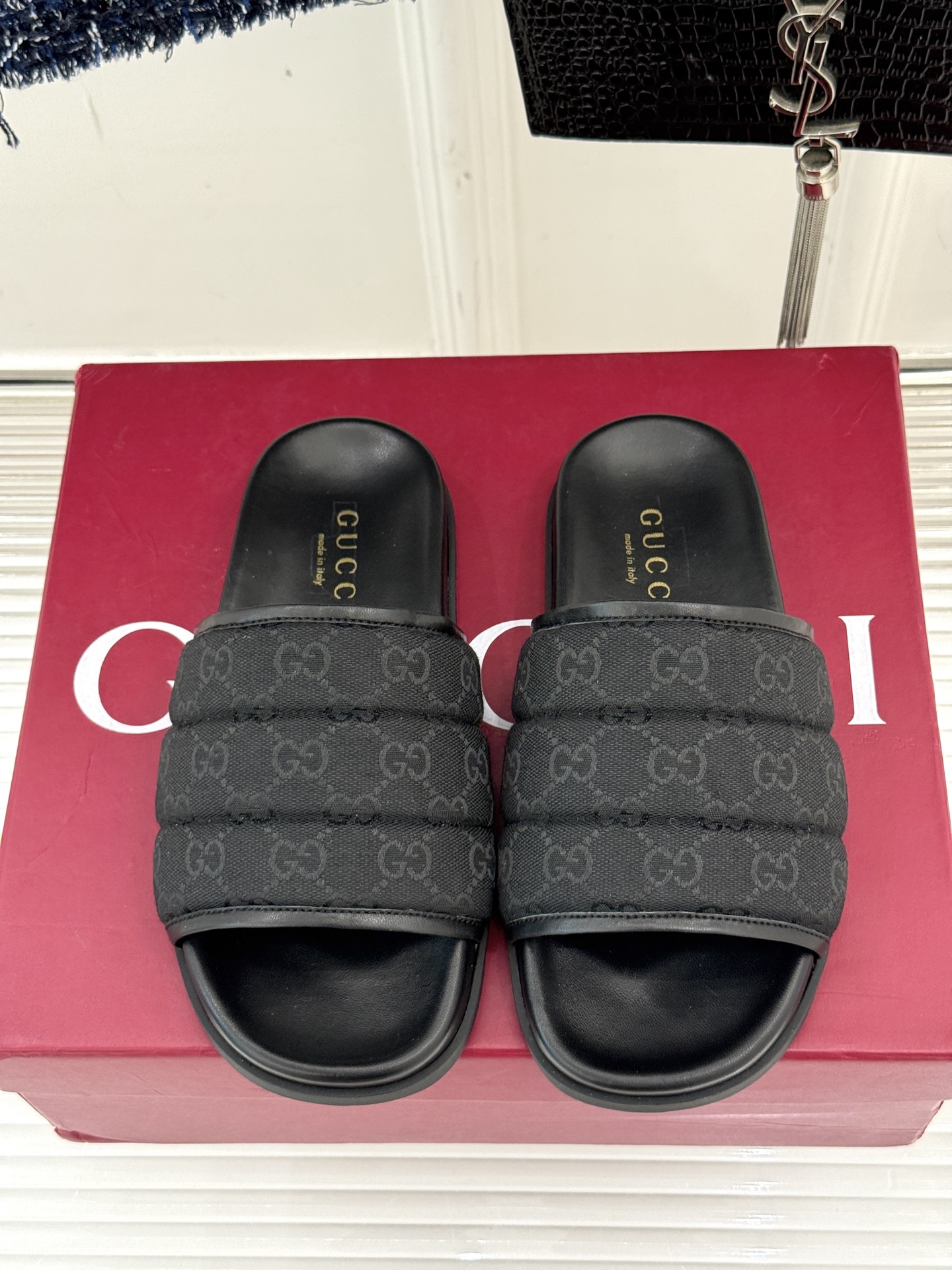 
Gucci/古驰25WF春夏新品
双G老花休闲懒人拖鞋
从经典双G老花到个性纯色
时髦又舒适 还不挑脚