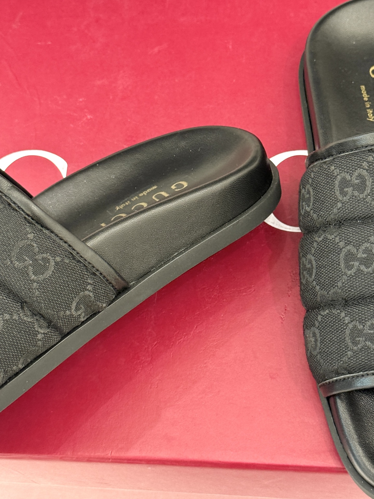 
Gucci/古驰25WF春夏新品
双G老花休闲懒人拖鞋
从经典双G老花到个性纯色
时髦又舒适 还不挑脚