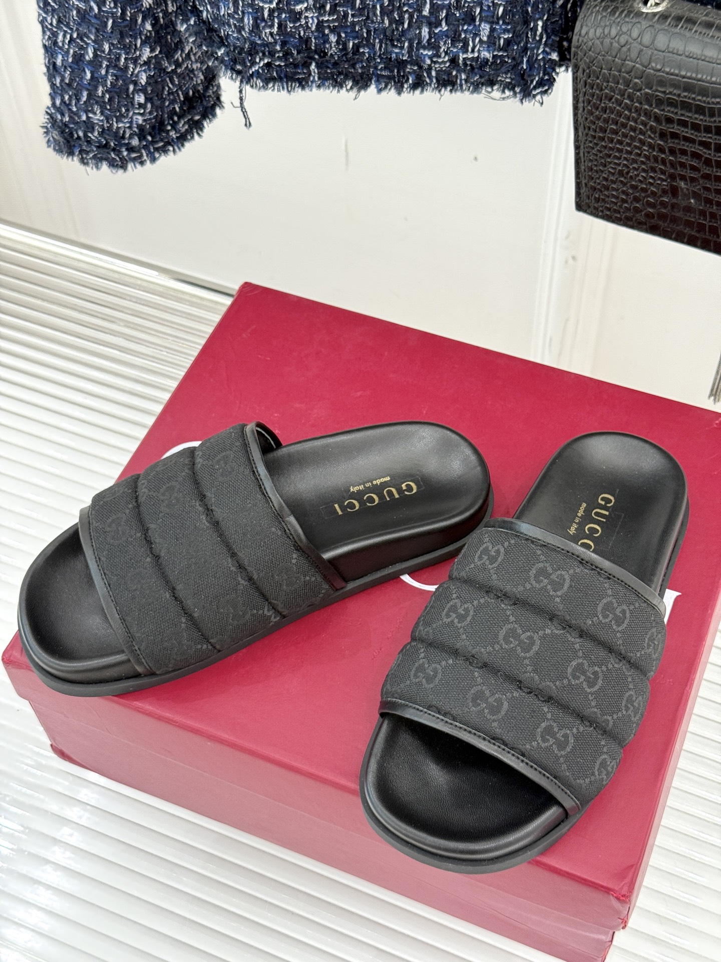
Gucci/古驰25WF春夏新品
双G老花休闲懒人拖鞋
从经典双G老花到个性纯色
时髦又舒适 还不挑脚
