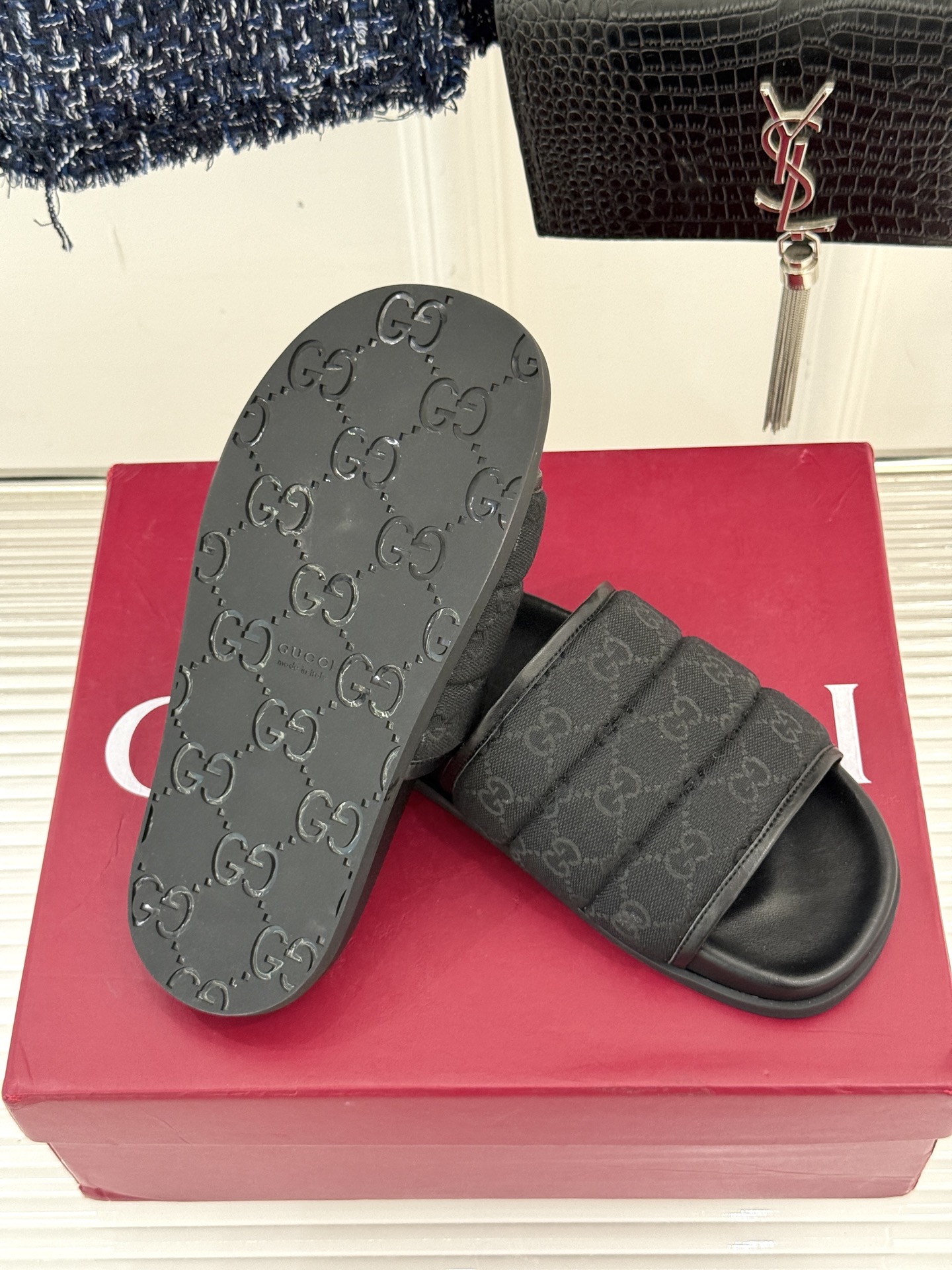 
Gucci/古驰25WF春夏新品
双G老花休闲懒人拖鞋
从经典双G老花到个性纯色
时髦又舒适 还不挑脚