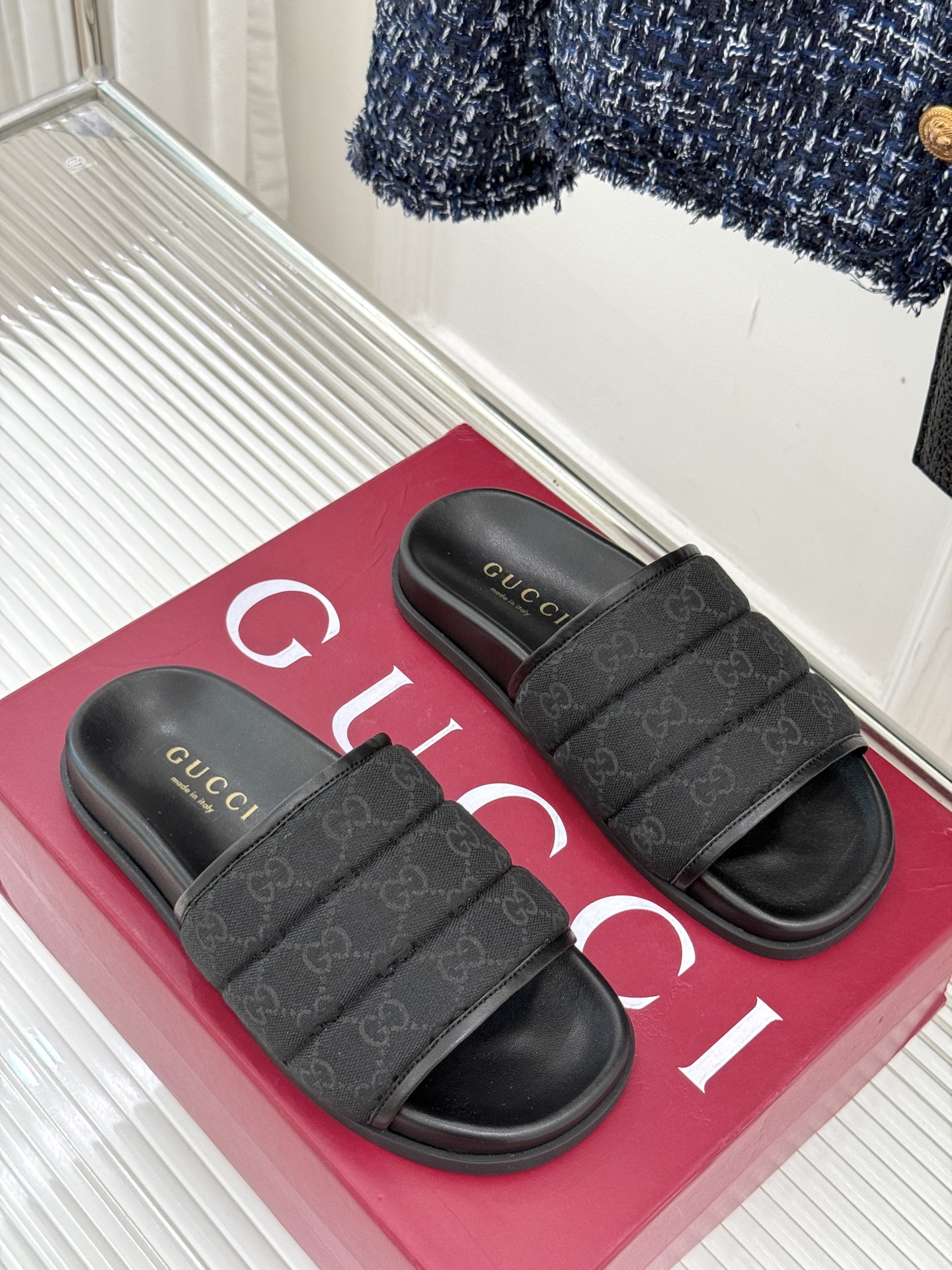 
Gucci/古驰25WF春夏新品
双G老花休闲懒人拖鞋
从经典双G老花到个性纯色
时髦又舒适 还不挑脚