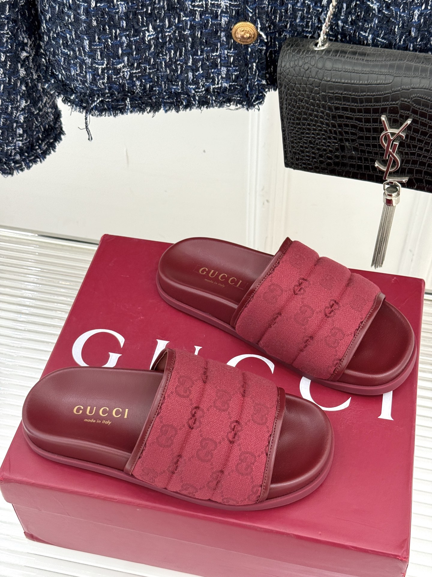 
Gucci/古驰25WF春夏新品
双G老花休闲懒人拖鞋
从经典双G老花到个性纯色
时髦又舒适 还不挑脚