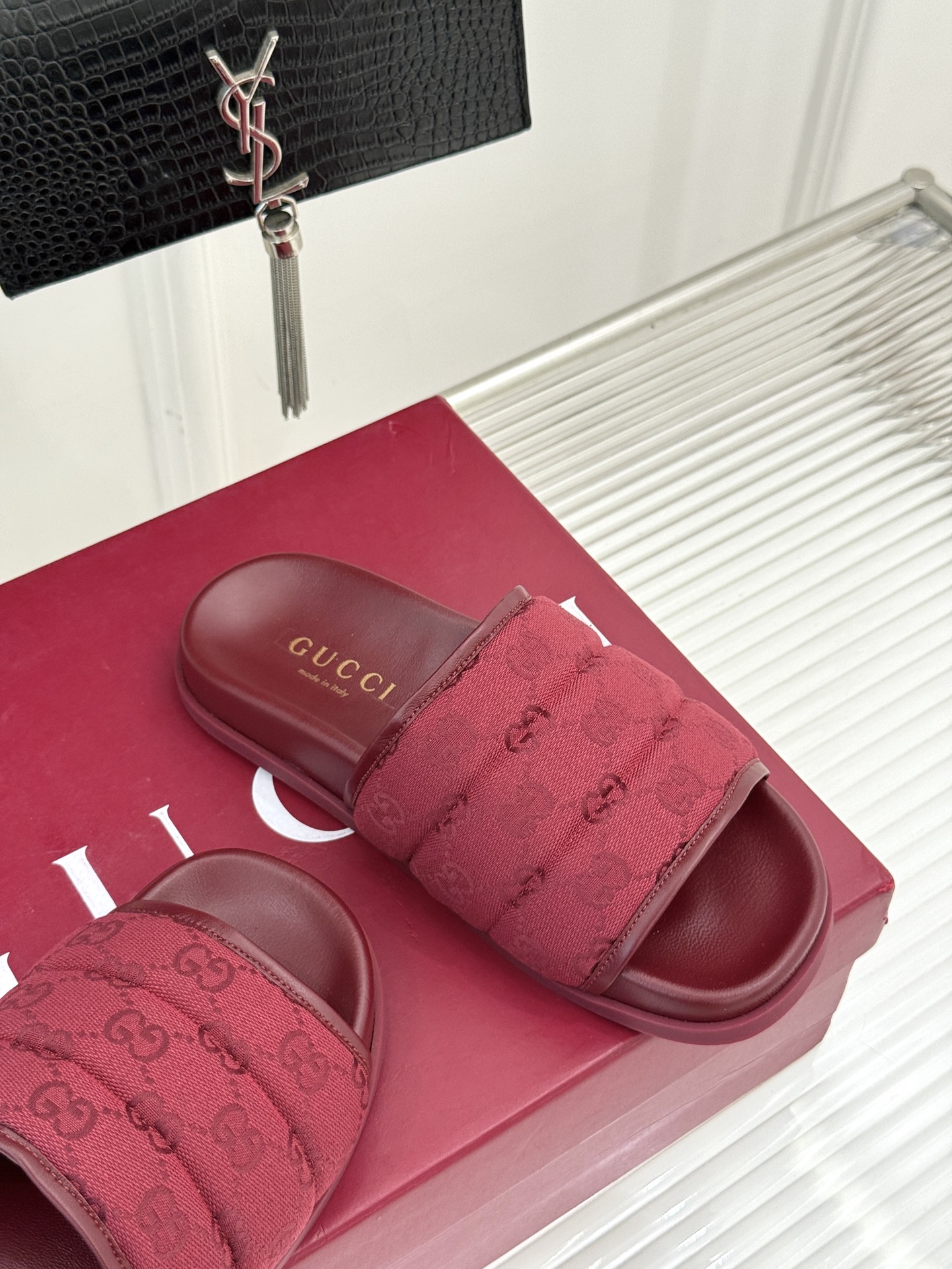 
Gucci/古驰25WF春夏新品
双G老花休闲懒人拖鞋
从经典双G老花到个性纯色
时髦又舒适 还不挑脚