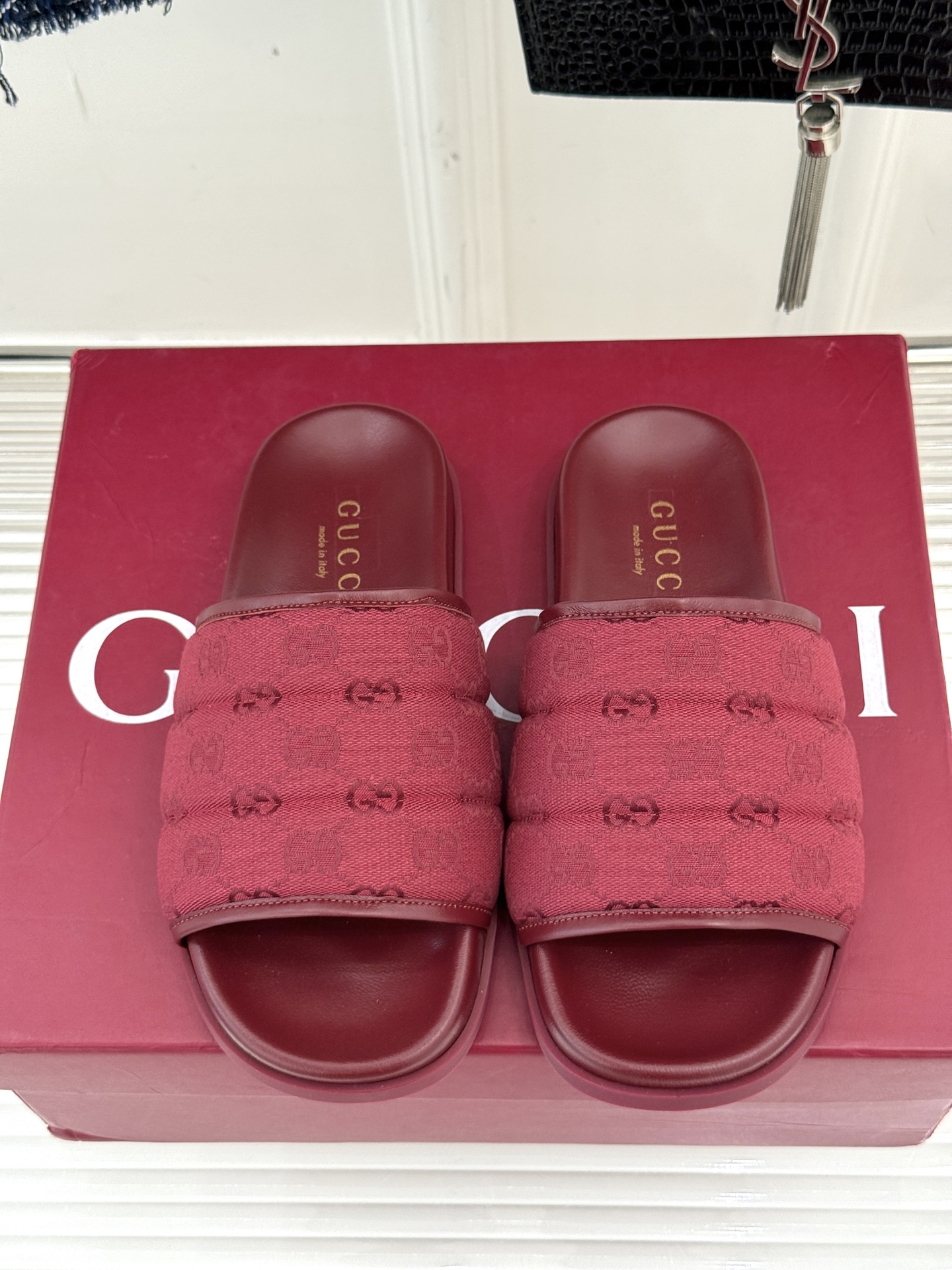 
Gucci/古驰25WF春夏新品
双G老花休闲懒人拖鞋
从经典双G老花到个性纯色
时髦又舒适 还不挑脚
