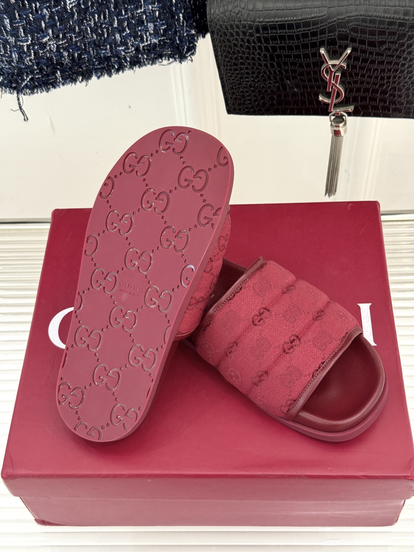 
Gucci/古驰25WF春夏新品
双G老花休闲懒人拖鞋
从经典双G老花到个性纯色
时髦又舒适 还不挑脚