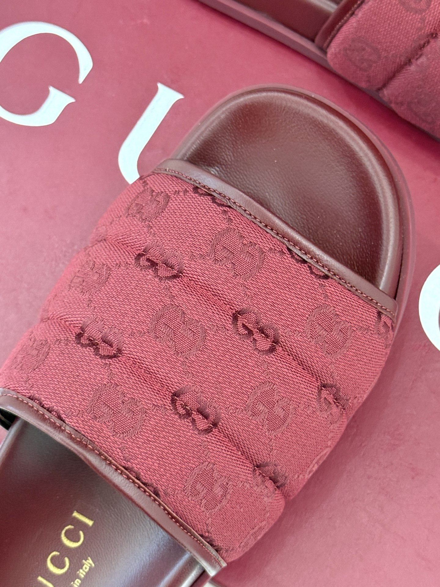 
Gucci/古驰25WF春夏新品
双G老花休闲懒人拖鞋
从经典双G老花到个性纯色
时髦又舒适 还不挑脚