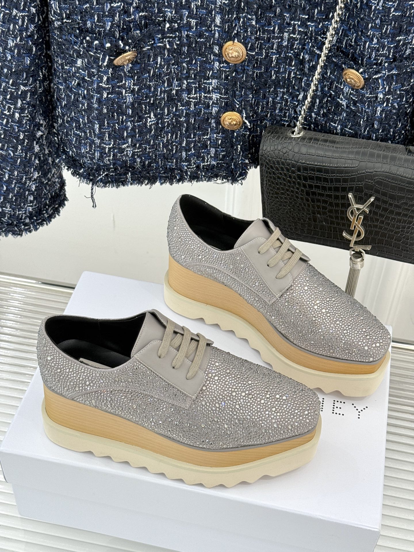 
全新升级Stella McCartney
经典实木星星松糕鞋
众明星各大网红纷纷上脚
颜值真的没话说！
