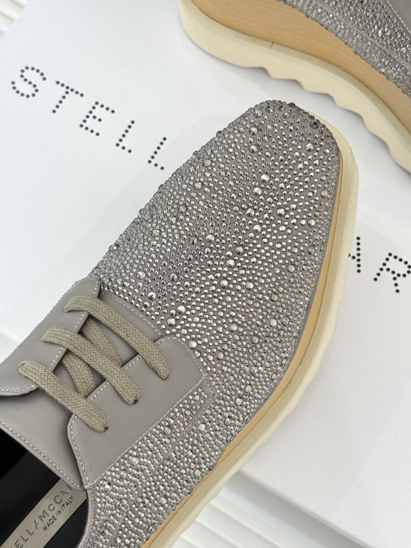 
全新升级Stella McCartney
经典实木星星松糕鞋
众明星各大网红纷纷上脚
颜值真的没话说！