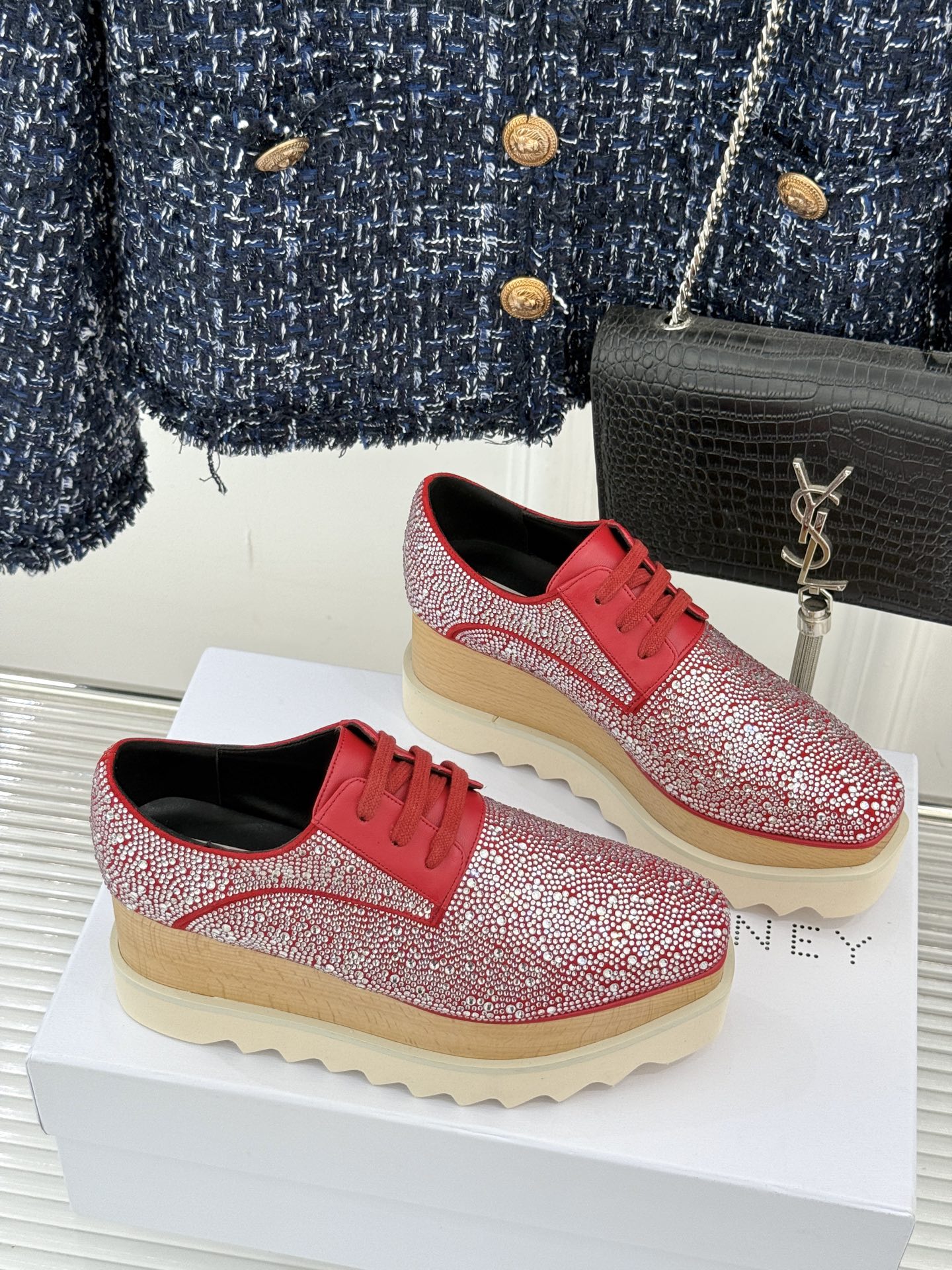 
全新升级Stella McCartney
经典实木星星松糕鞋
众明星各大网红纷纷上脚
颜值真的没话说！