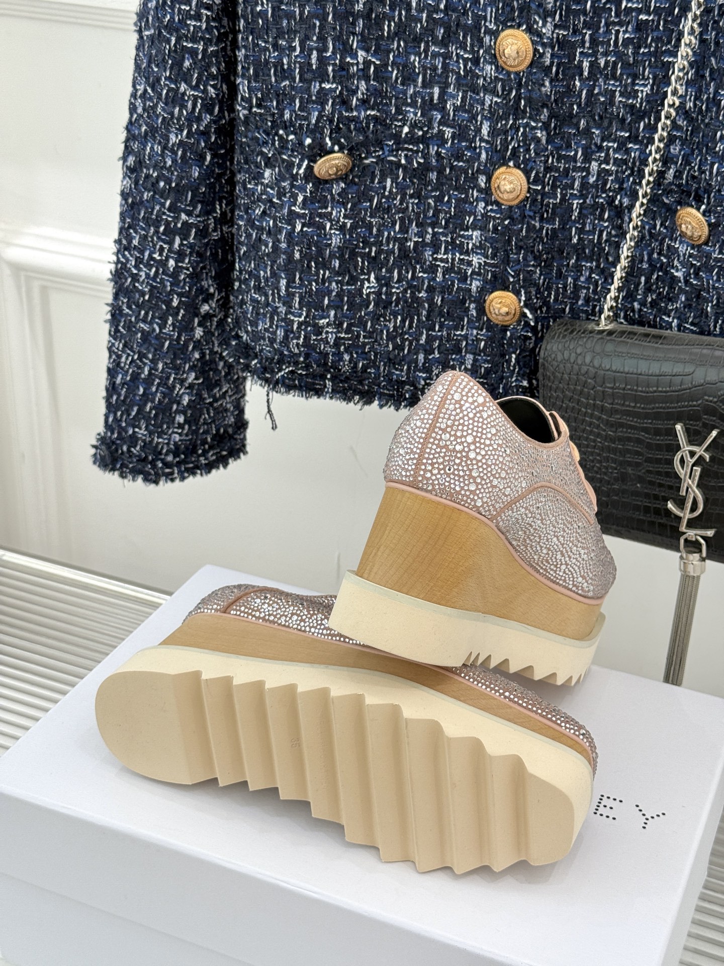 
全新升级Stella McCartney
经典实木星星松糕鞋
众明星各大网红纷纷上脚
颜值真的没话说！