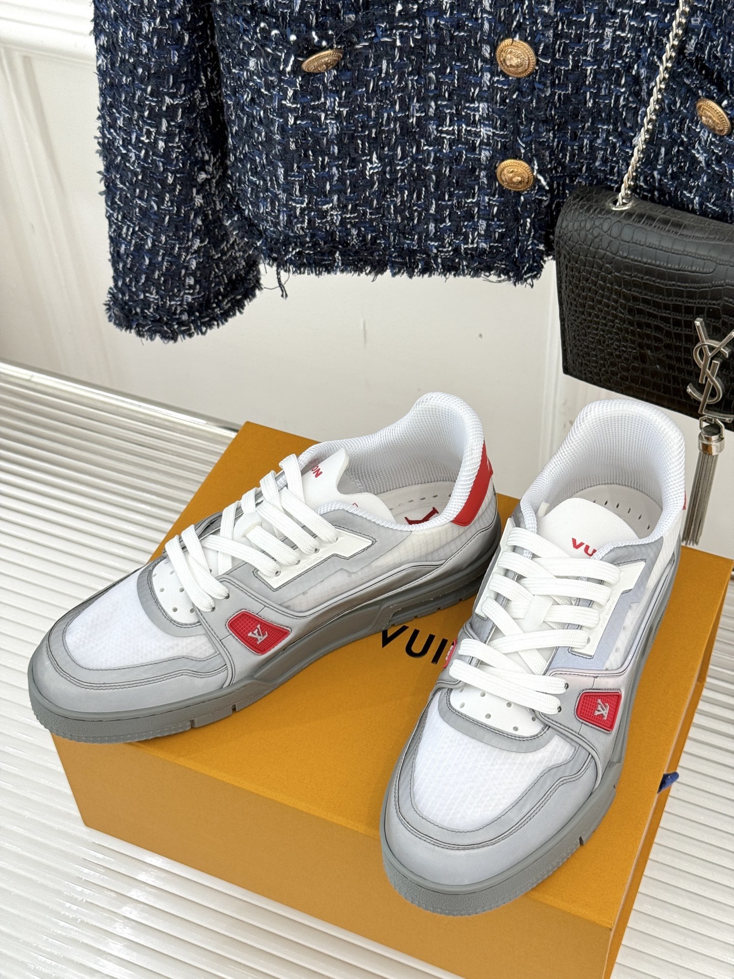 L*V驴牌经典情侣款商务定制休闲运动板鞋‼️
LV Trainer 运动鞋融合正绒面牛皮革和粒面牛皮