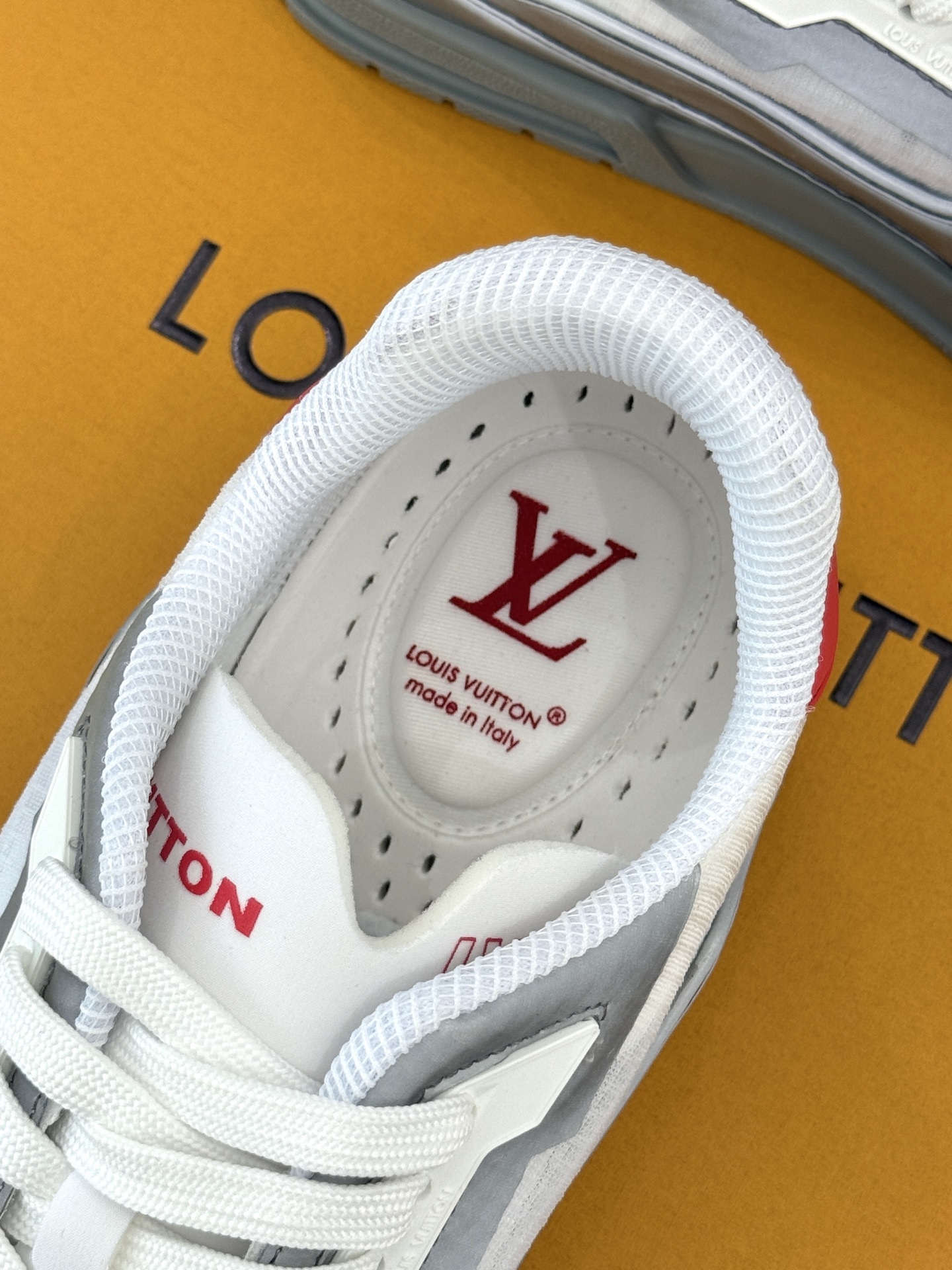 L*V驴牌经典情侣款商务定制休闲运动板鞋‼️
LV Trainer 运动鞋融合正绒面牛皮革和粒面牛皮