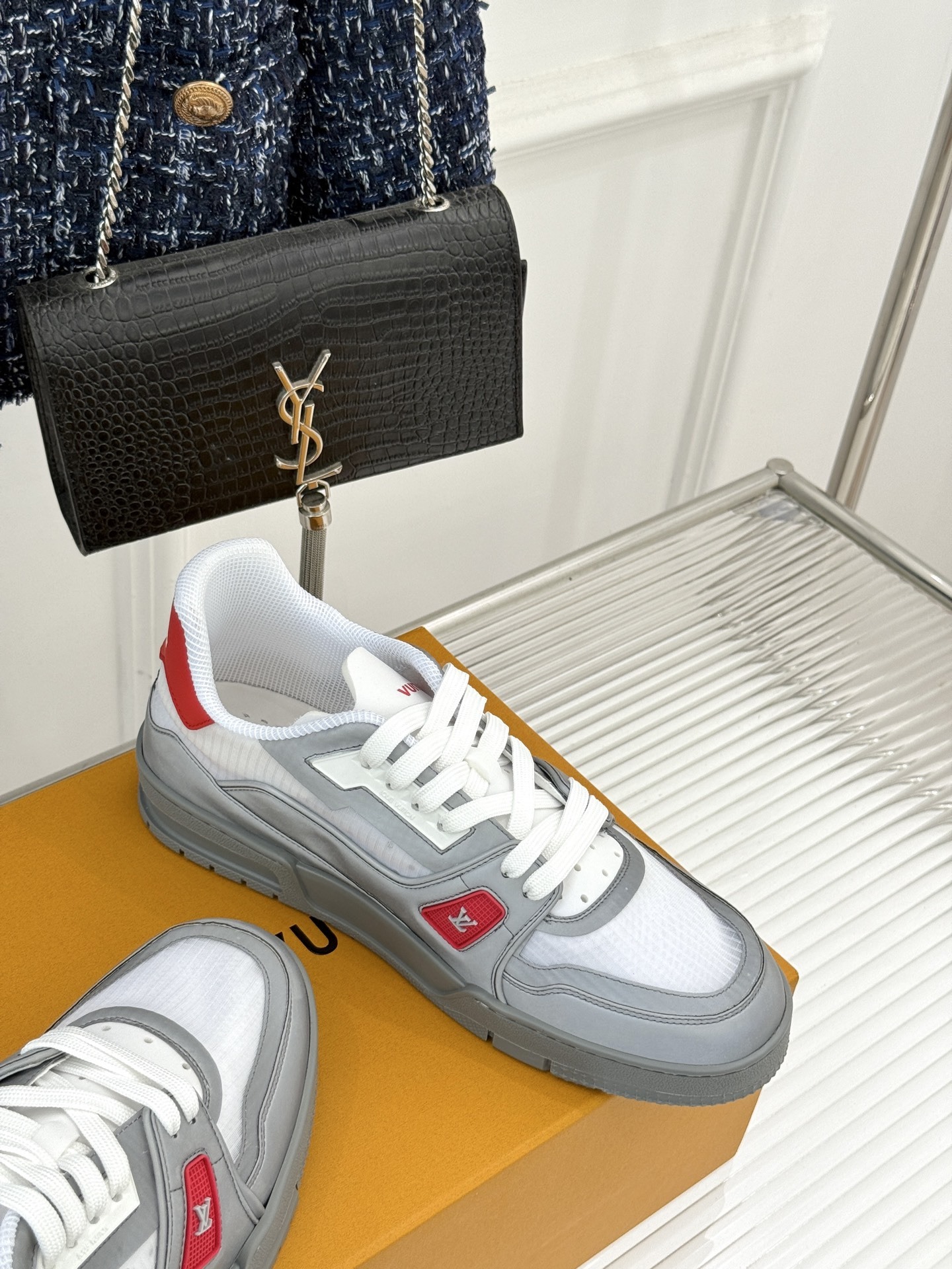 L*V驴牌经典情侣款商务定制休闲运动板鞋‼️
LV Trainer 运动鞋融合正绒面牛皮革和粒面牛皮