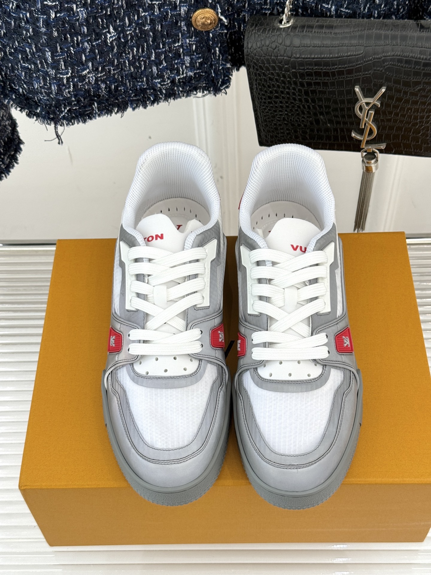 L*V驴牌经典情侣款商务定制休闲运动板鞋‼️
LV Trainer 运动鞋融合正绒面牛皮革和粒面牛皮