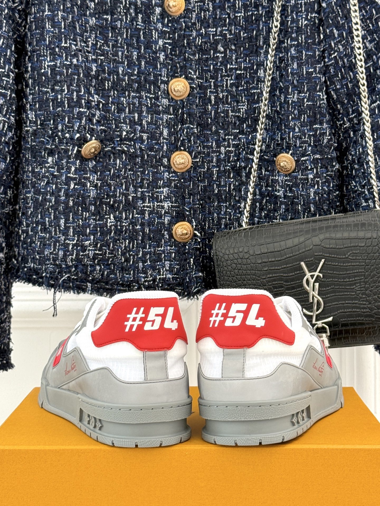 L*V驴牌经典情侣款商务定制休闲运动板鞋‼️
LV Trainer 运动鞋融合正绒面牛皮革和粒面牛皮