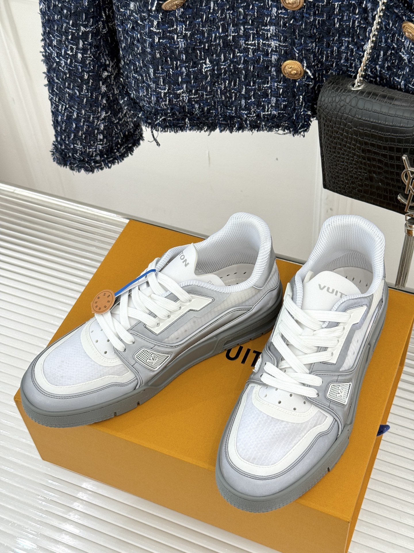 L*V驴牌经典情侣款商务定制休闲运动板鞋‼️
LV Trainer 运动鞋融合正绒面牛皮革和粒面牛皮