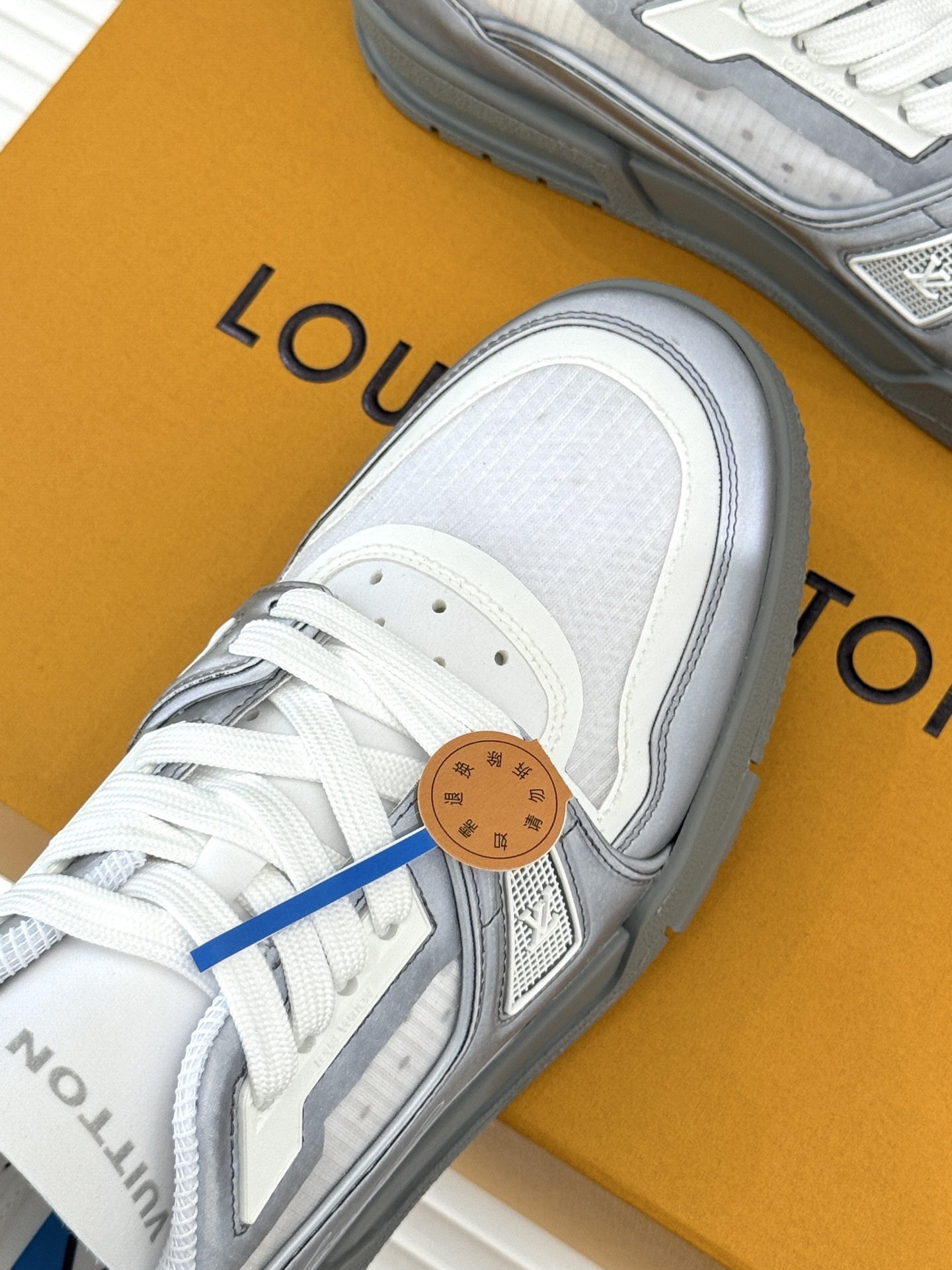 L*V驴牌经典情侣款商务定制休闲运动板鞋‼️
LV Trainer 运动鞋融合正绒面牛皮革和粒面牛皮