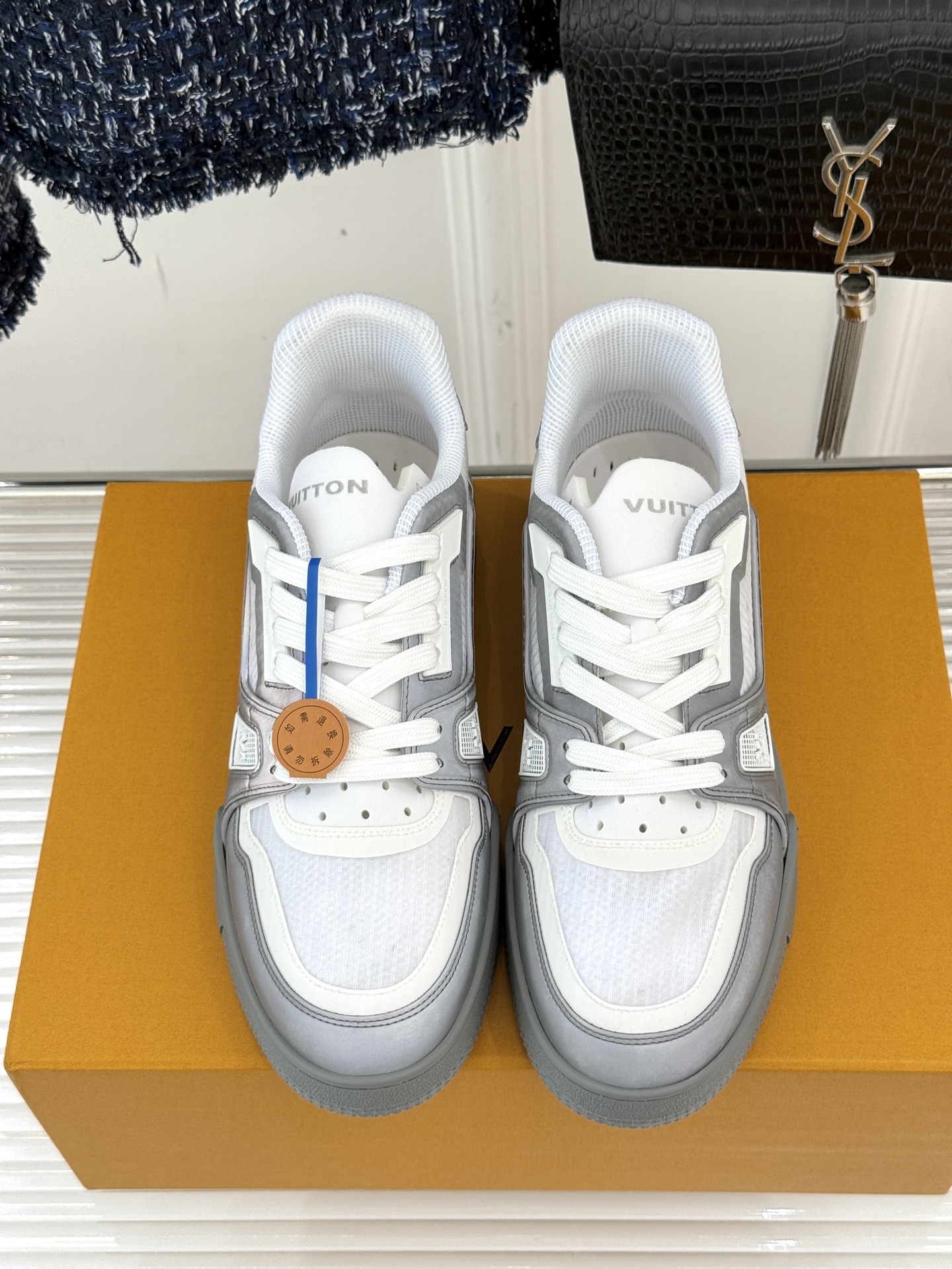 L*V驴牌经典情侣款商务定制休闲运动板鞋‼️
LV Trainer 运动鞋融合正绒面牛皮革和粒面牛皮