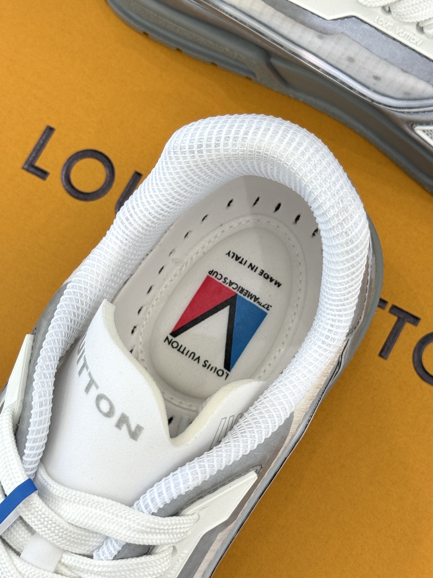 L*V驴牌经典情侣款商务定制休闲运动板鞋‼️
LV Trainer 运动鞋融合正绒面牛皮革和粒面牛皮