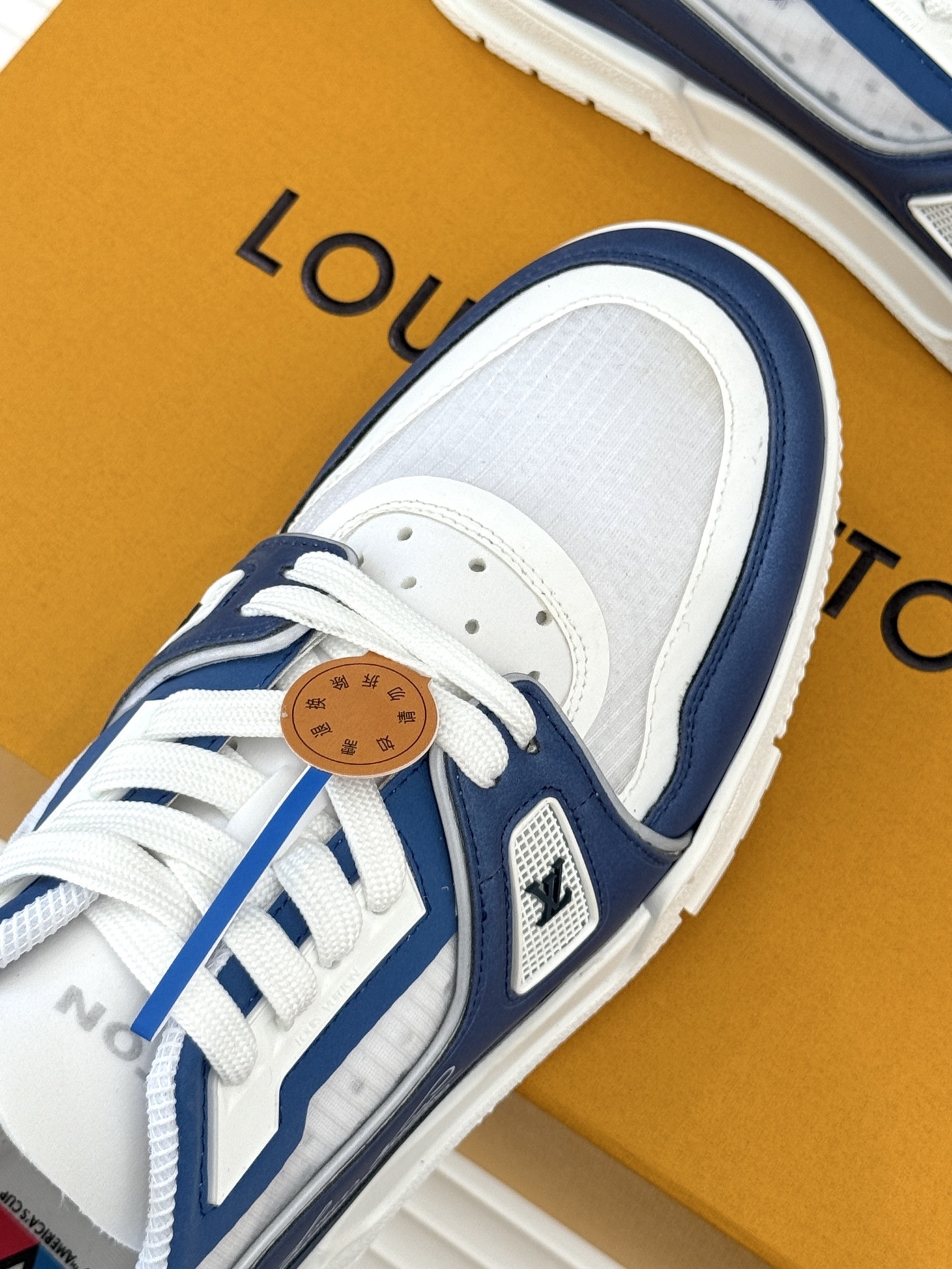 L*V驴牌经典情侣款商务定制休闲运动板鞋‼️
LV Trainer 运动鞋融合正绒面牛皮革和粒面牛皮