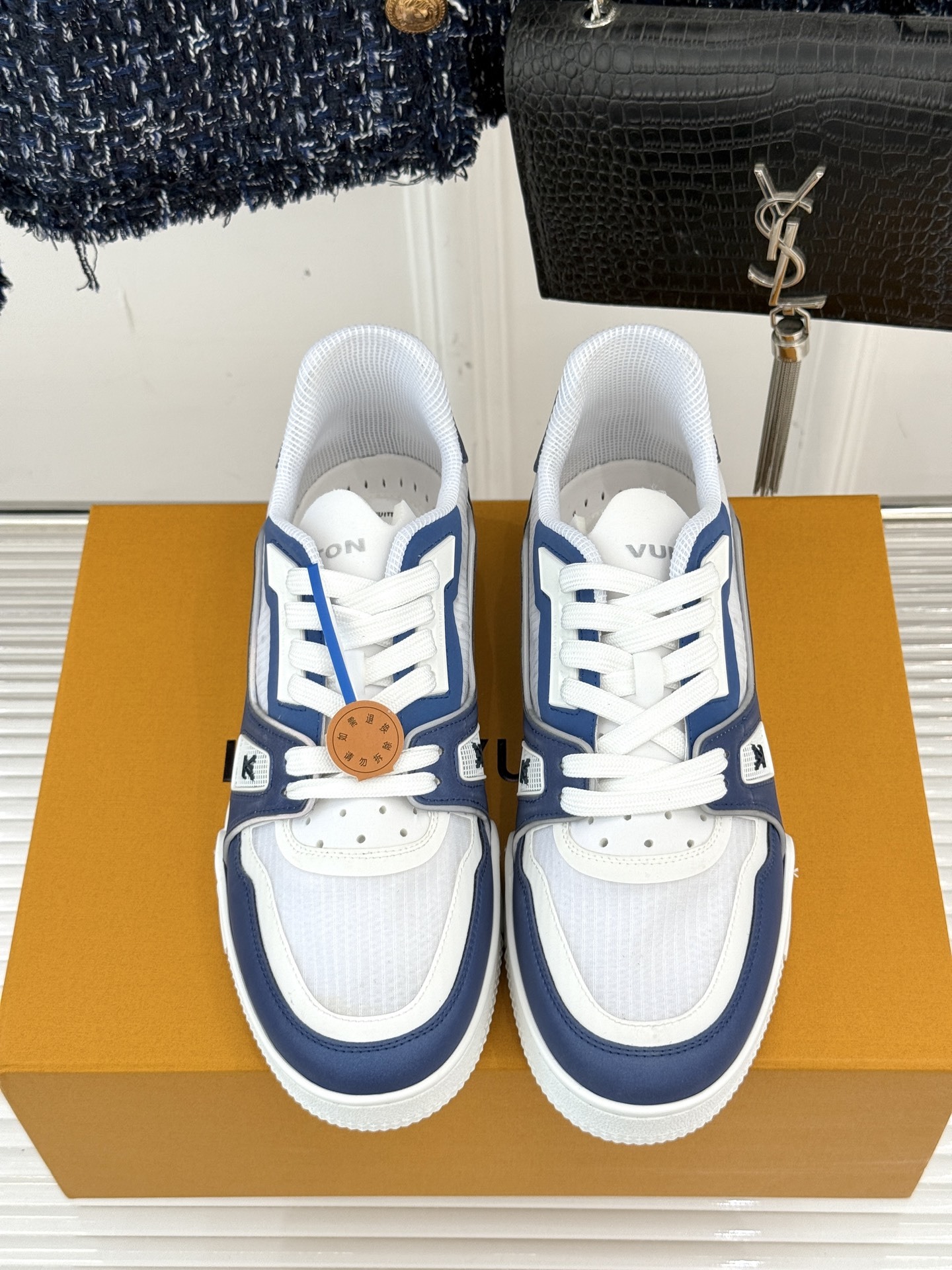 L*V驴牌经典情侣款商务定制休闲运动板鞋‼️
LV Trainer 运动鞋融合正绒面牛皮革和粒面牛皮