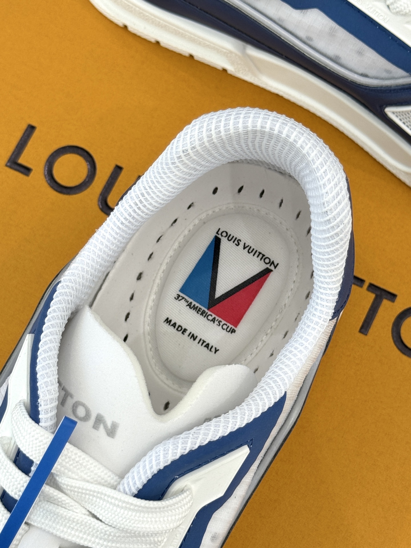 L*V驴牌经典情侣款商务定制休闲运动板鞋‼️
LV Trainer 运动鞋融合正绒面牛皮革和粒面牛皮