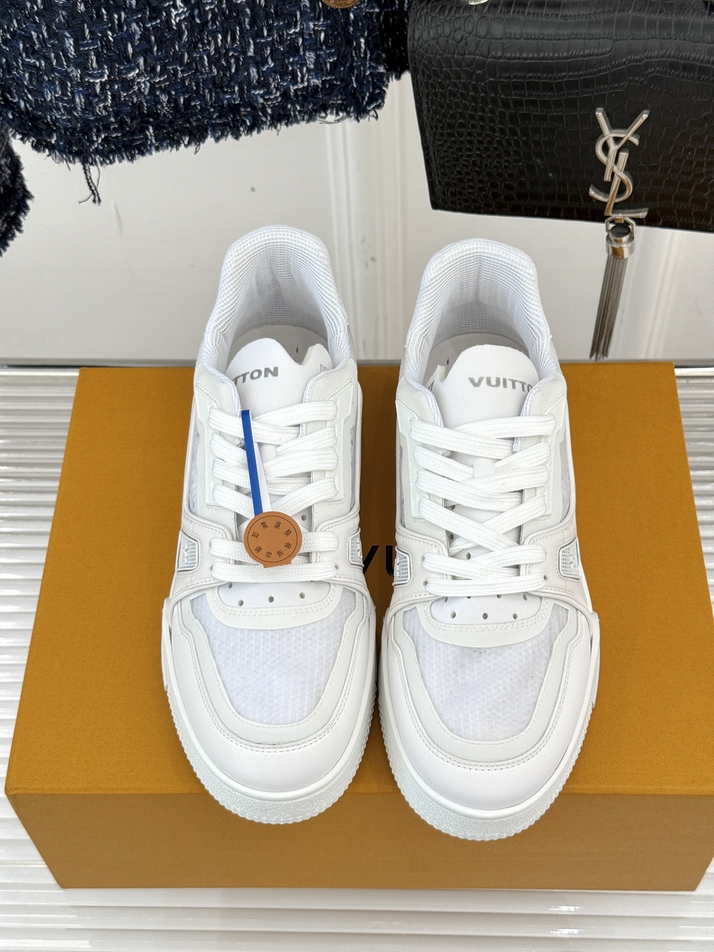 L*V驴牌经典情侣款商务定制休闲运动板鞋‼️
LV Trainer 运动鞋融合正绒面牛皮革和粒面牛皮