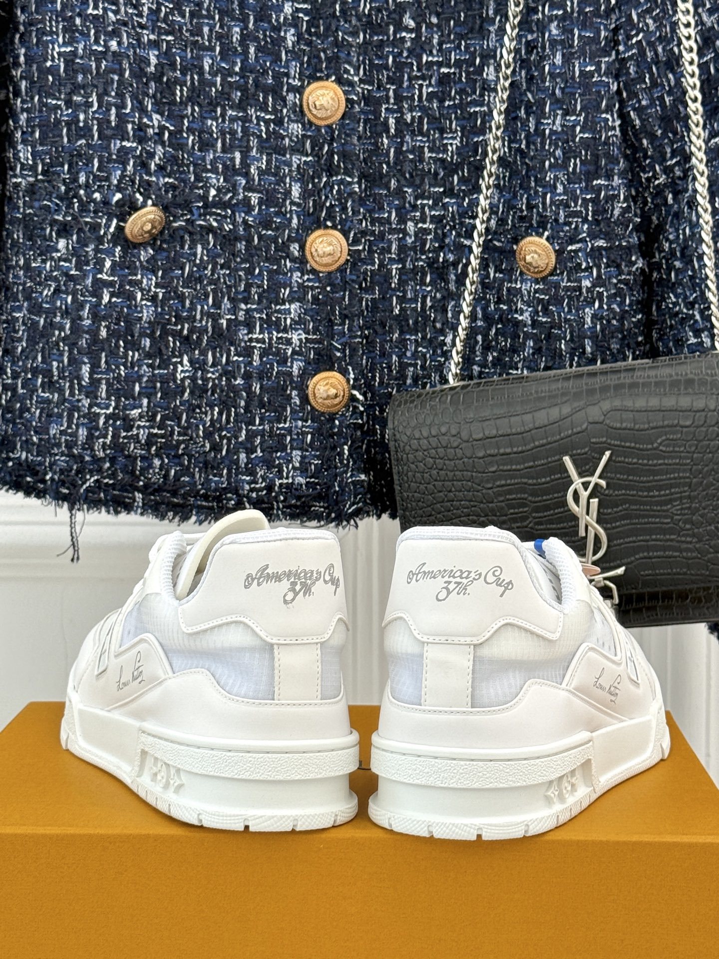 L*V驴牌经典情侣款商务定制休闲运动板鞋‼️
LV Trainer 运动鞋融合正绒面牛皮革和粒面牛皮