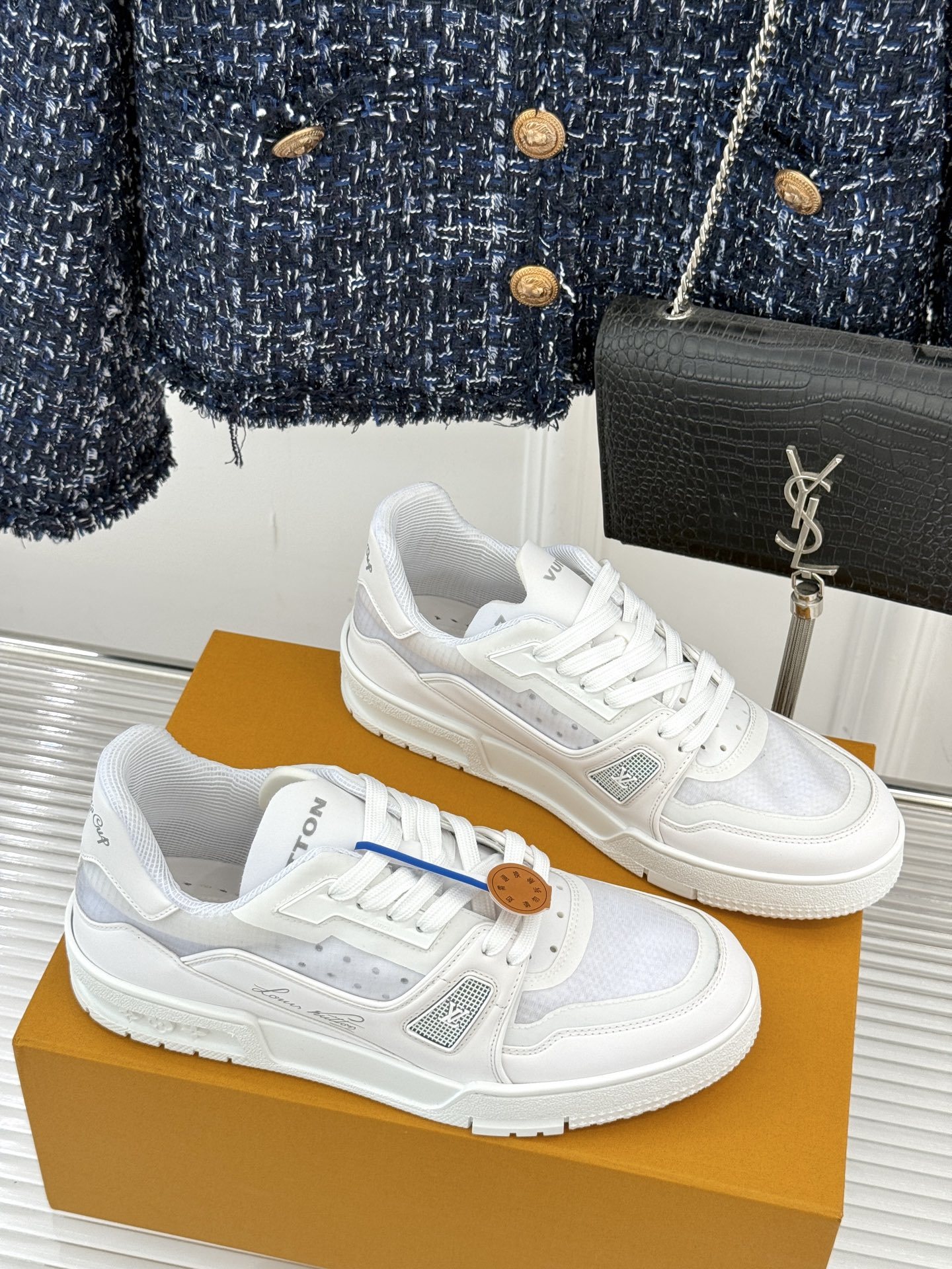 L*V驴牌经典情侣款商务定制休闲运动板鞋‼️
LV Trainer 运动鞋融合正绒面牛皮革和粒面牛皮