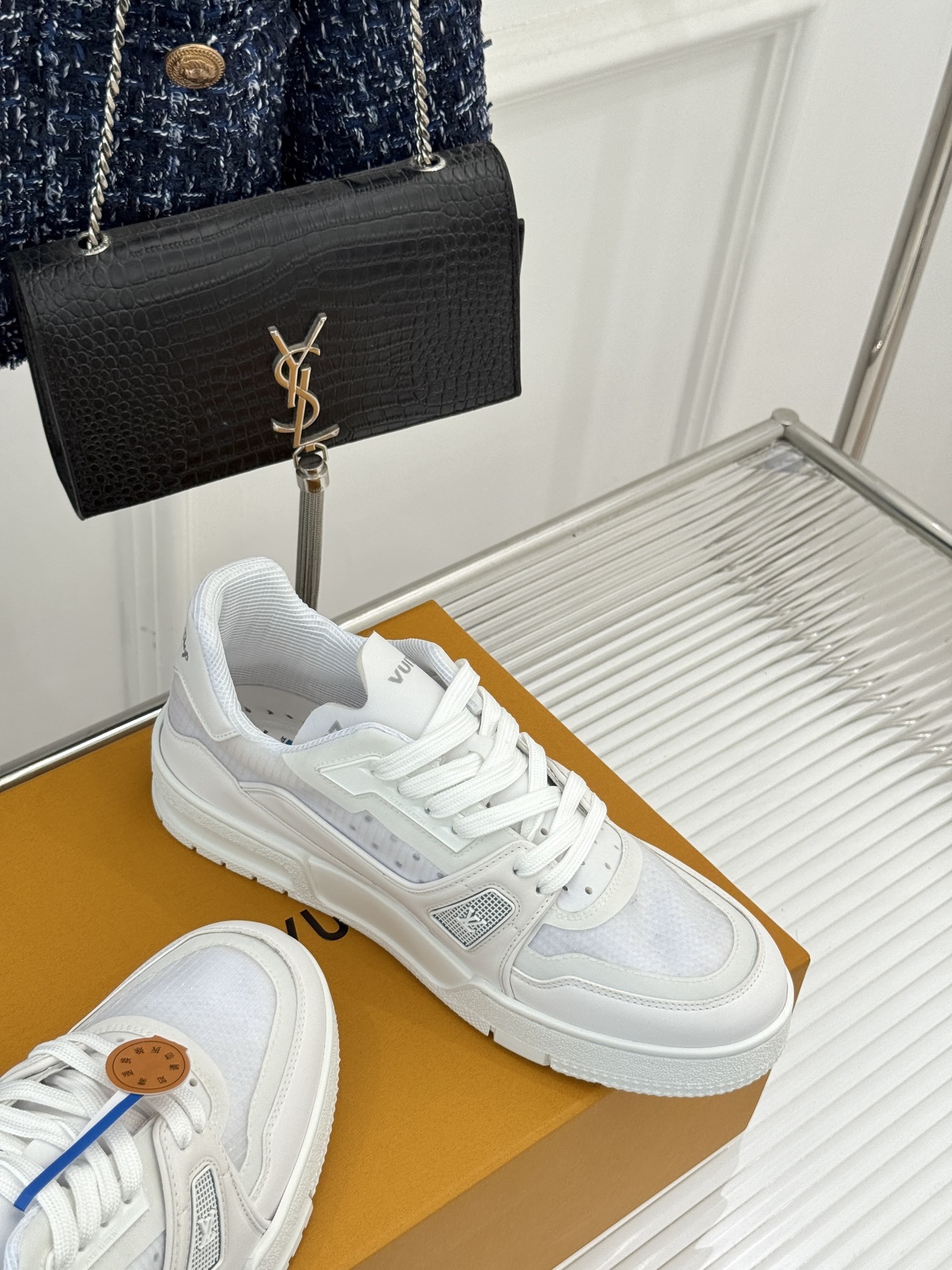 L*V驴牌经典情侣款商务定制休闲运动板鞋‼️
LV Trainer 运动鞋融合正绒面牛皮革和粒面牛皮