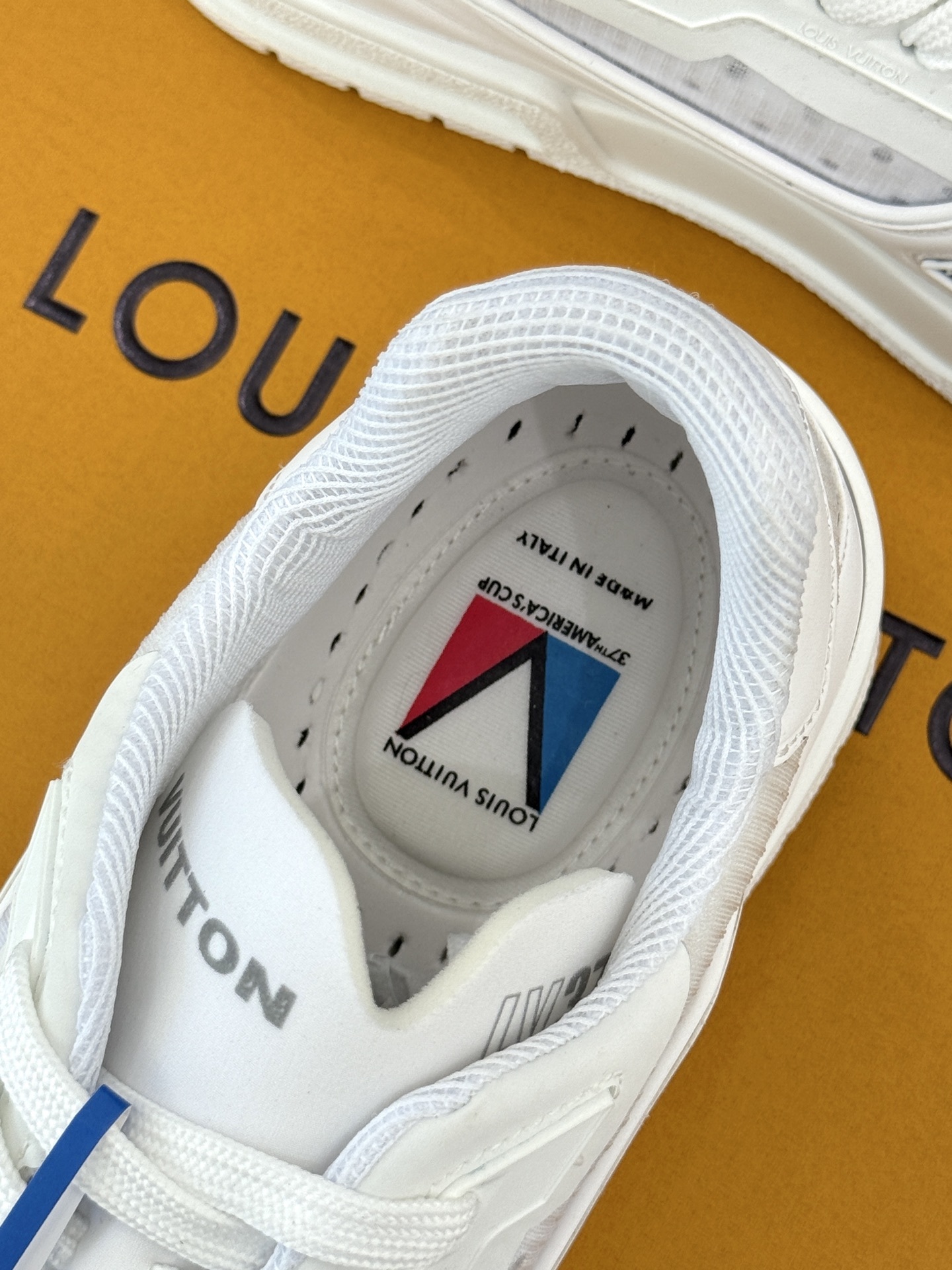 L*V驴牌经典情侣款商务定制休闲运动板鞋‼️
LV Trainer 运动鞋融合正绒面牛皮革和粒面牛皮