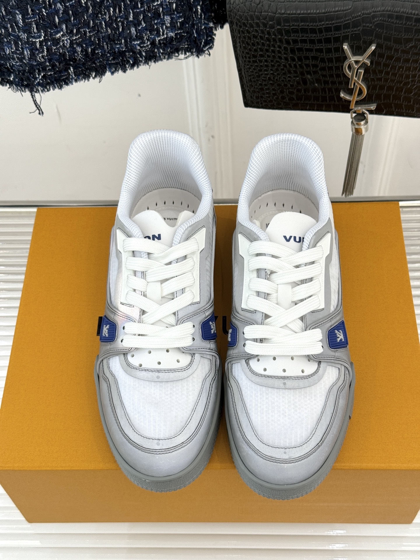 L*V驴牌经典情侣款商务定制休闲运动板鞋‼️
LV Trainer 运动鞋融合正绒面牛皮革和粒面牛皮