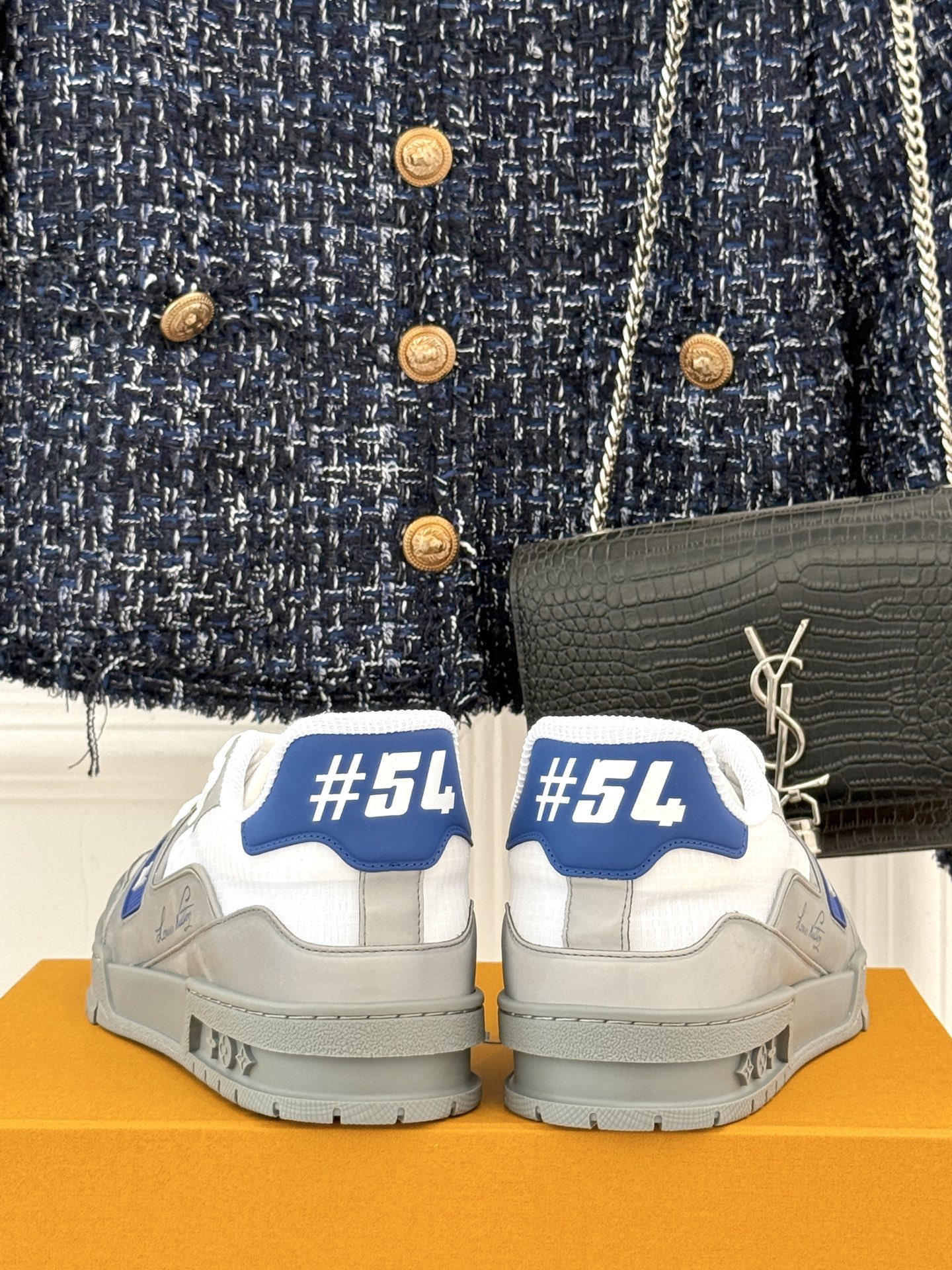 L*V驴牌经典情侣款商务定制休闲运动板鞋‼️
LV Trainer 运动鞋融合正绒面牛皮革和粒面牛皮