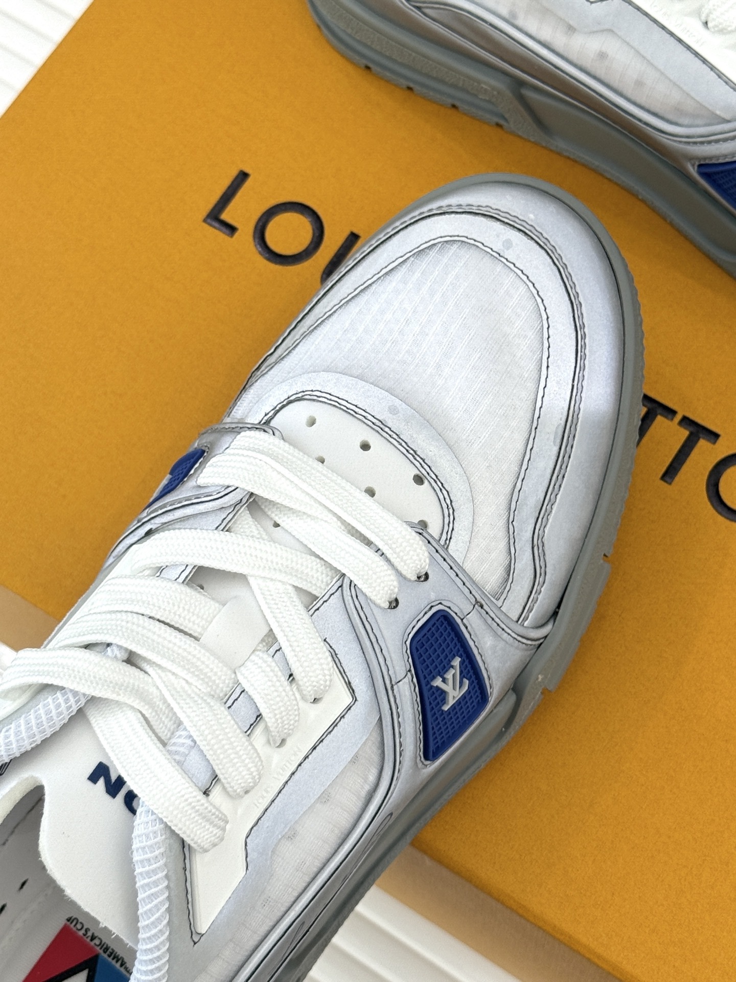 L*V驴牌经典情侣款商务定制休闲运动板鞋‼️
LV Trainer 运动鞋融合正绒面牛皮革和粒面牛皮