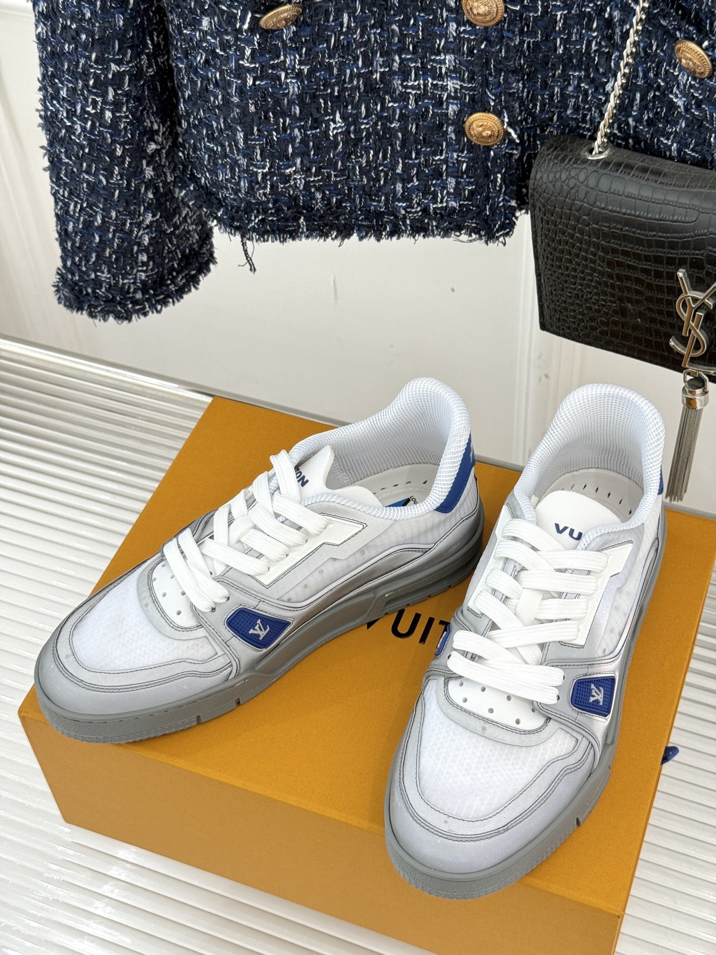 L*V驴牌经典情侣款商务定制休闲运动板鞋‼️
LV Trainer 运动鞋融合正绒面牛皮革和粒面牛皮