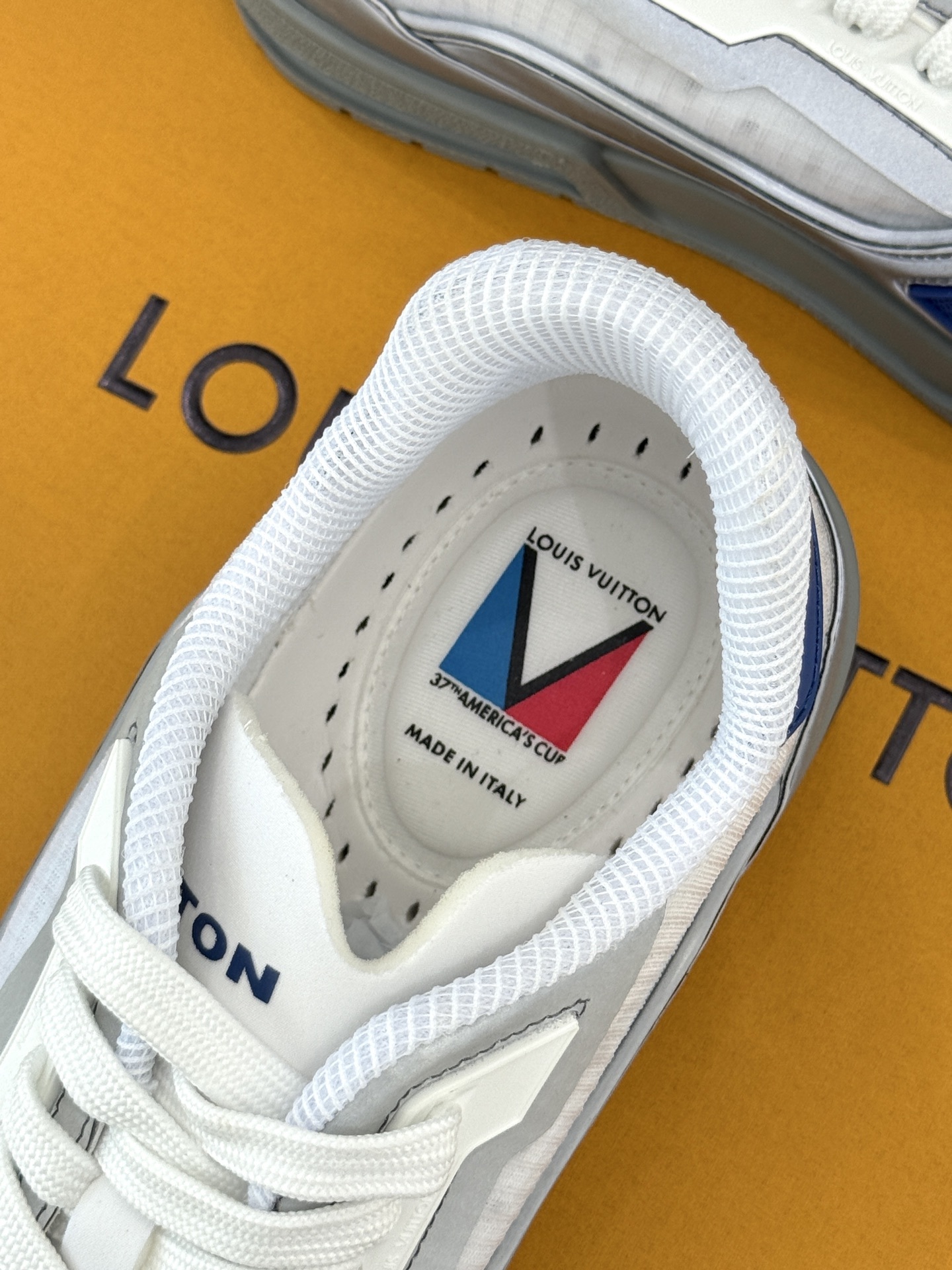 L*V驴牌经典情侣款商务定制休闲运动板鞋‼️
LV Trainer 运动鞋融合正绒面牛皮革和粒面牛皮