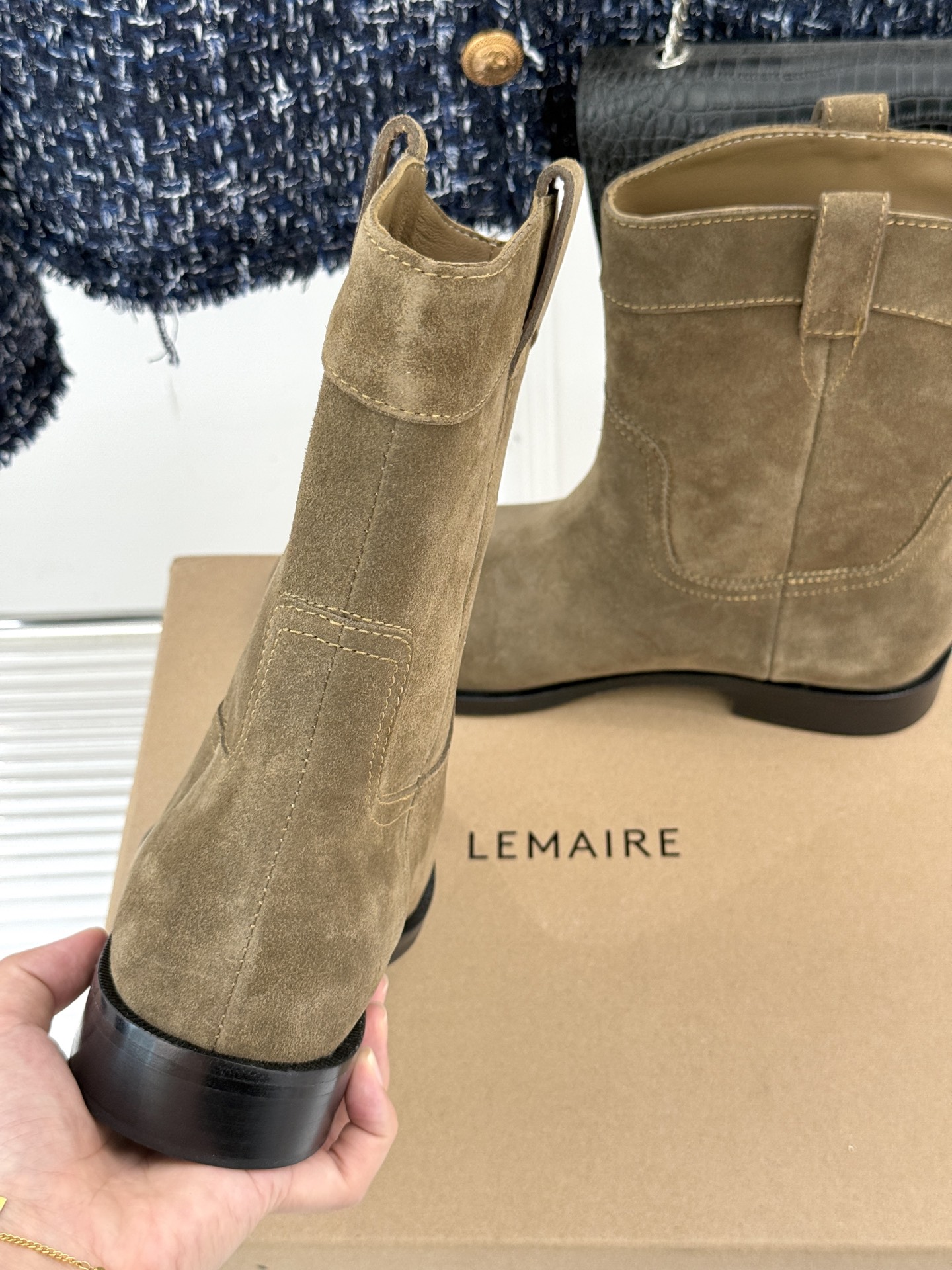 
Lemaire 经典秋冬新品西部牛仔靴🏴‍☠️
闭眼可入  年度可以封神的战靴❗️
朋克风满满，上脚绝