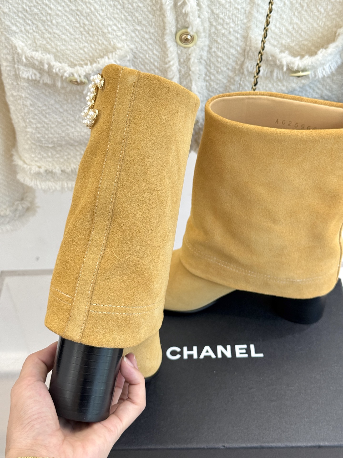 CHANE*｜小香25k秋冬新品链条双C
拼色粗跟裤管靴长靴
这双裤管靴简直是时尚圈的缪斯！
靴筒设计挺