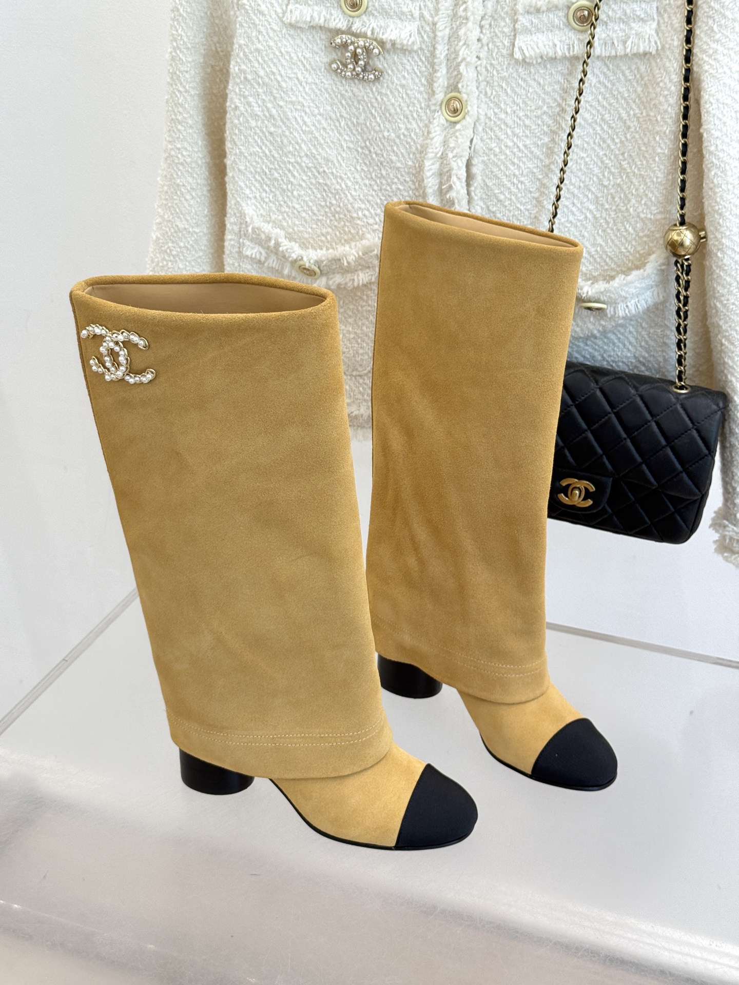 CHANE*｜小香25k秋冬新品链条双C
拼色粗跟裤管靴长靴
这双裤管靴简直是时尚圈的缪斯！
靴筒设计挺