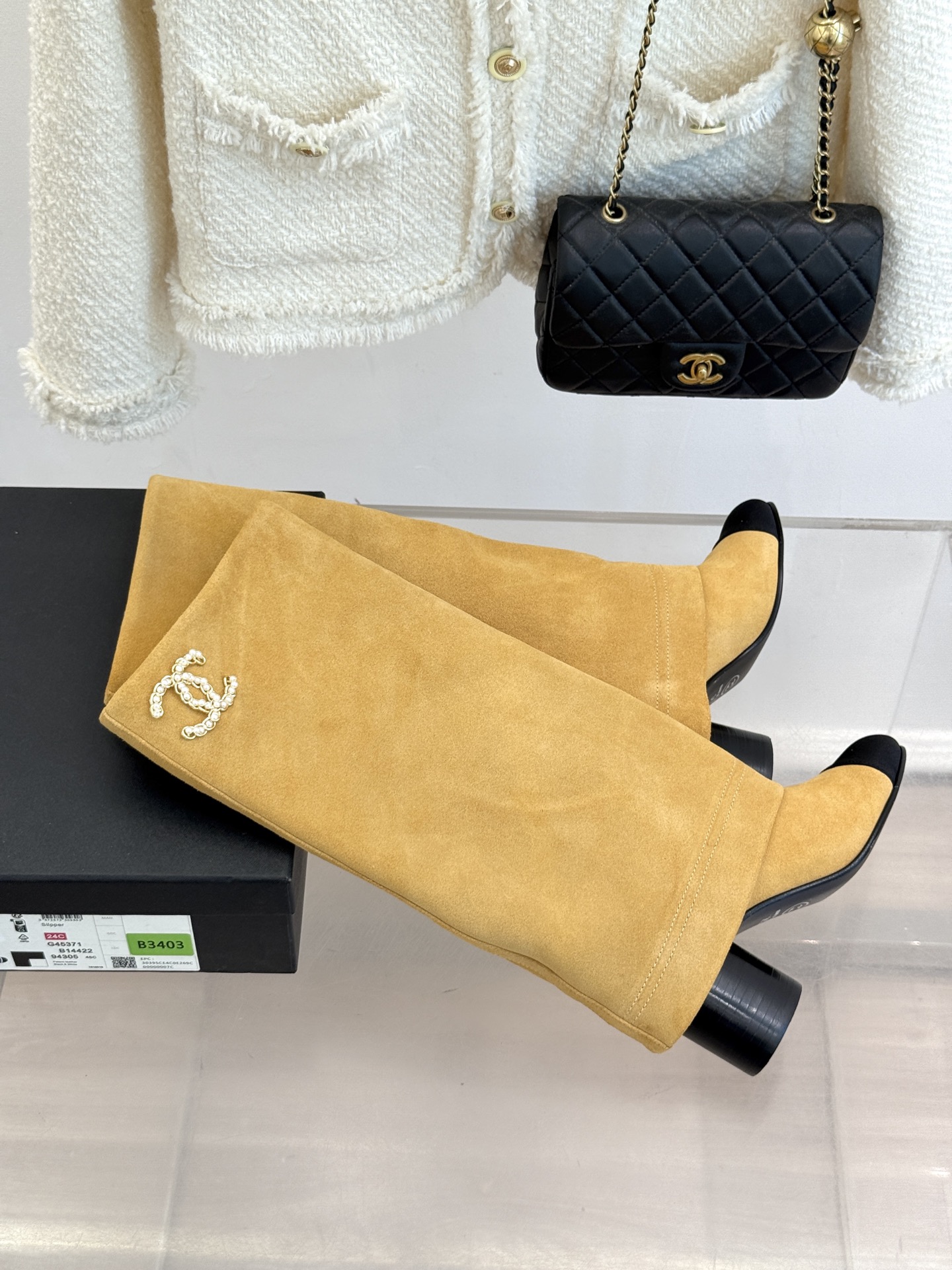 CHANE*｜小香25k秋冬新品链条双C
拼色粗跟裤管靴长靴
这双裤管靴简直是时尚圈的缪斯！
靴筒设计挺