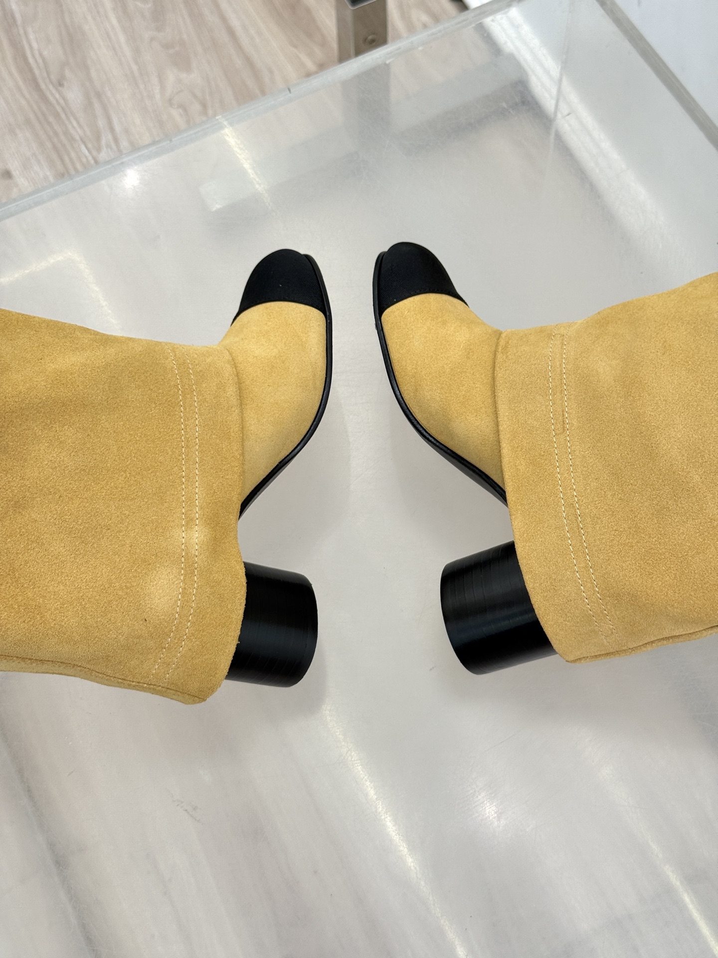 CHANE*｜小香25k秋冬新品链条双C
拼色粗跟裤管靴长靴
这双裤管靴简直是时尚圈的缪斯！
靴筒设计挺
