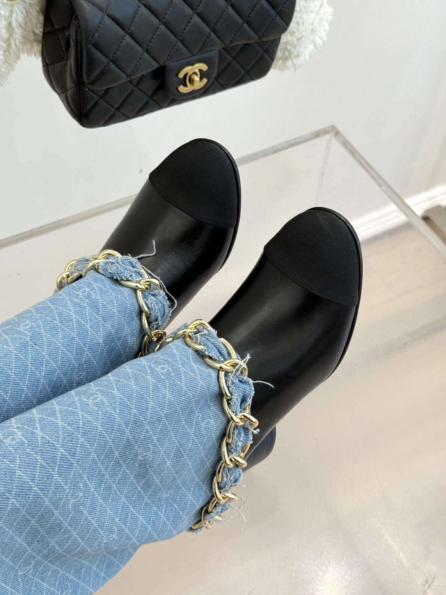 CHANE*|小香25k秋冬新品大链条拼色
粗跟裤管靴
标志性的大链条设计,把经典玩出花!
粗旷却不失精