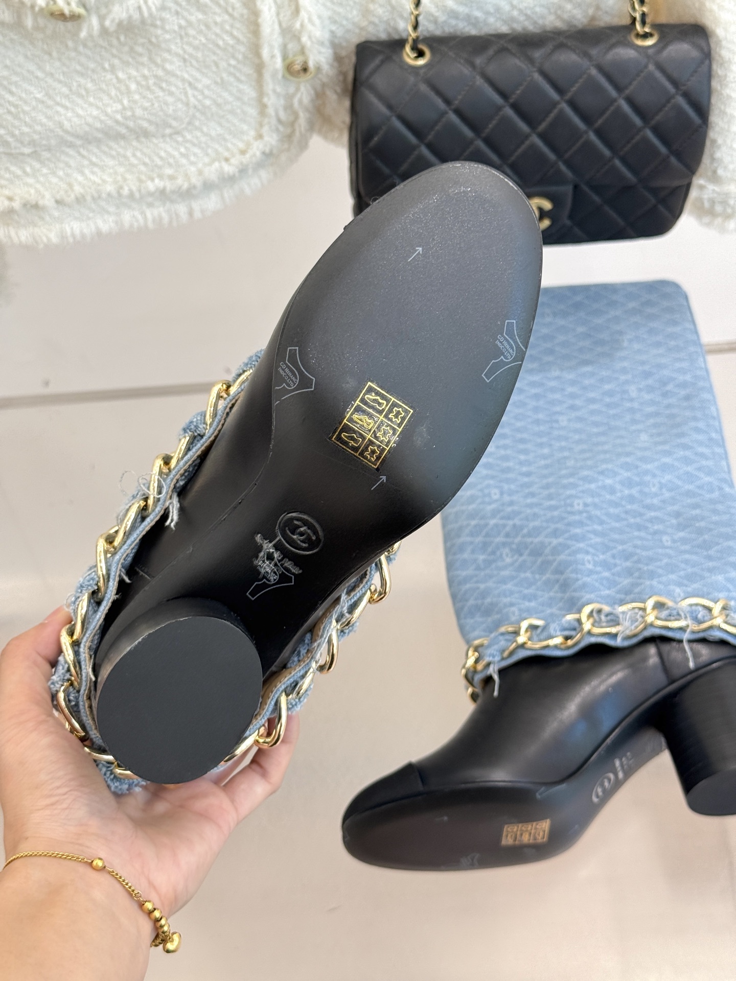 CHANE*|小香25k秋冬新品大链条拼色
粗跟裤管靴
标志性的大链条设计,把经典玩出花!
粗旷却不失精
