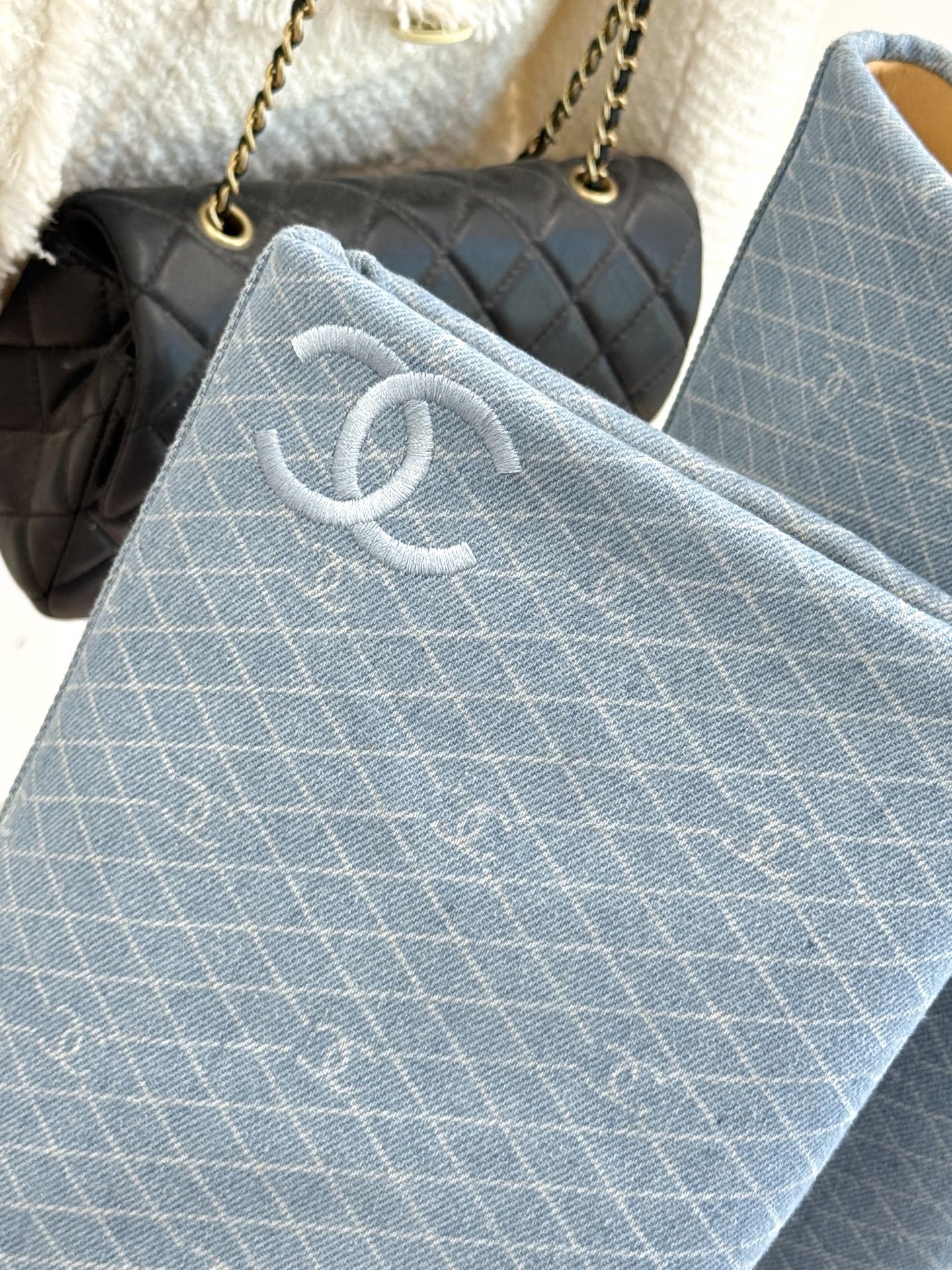 CHANE*|小香25k秋冬新品大链条拼色
粗跟裤管靴
标志性的大链条设计,把经典玩出花!
粗旷却不失精