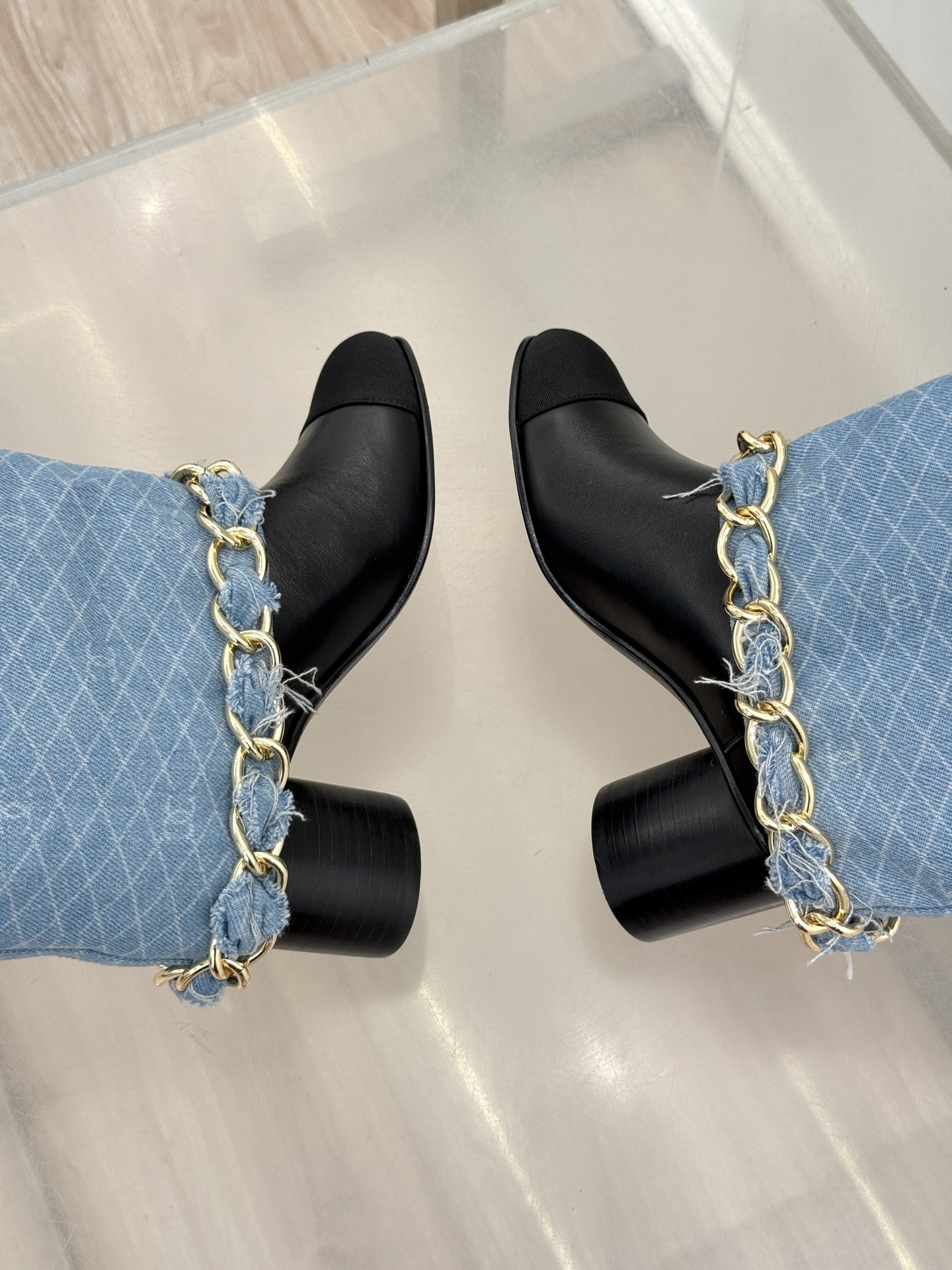 CHANE*|小香25k秋冬新品大链条拼色
粗跟裤管靴
标志性的大链条设计,把经典玩出花!
粗旷却不失精
