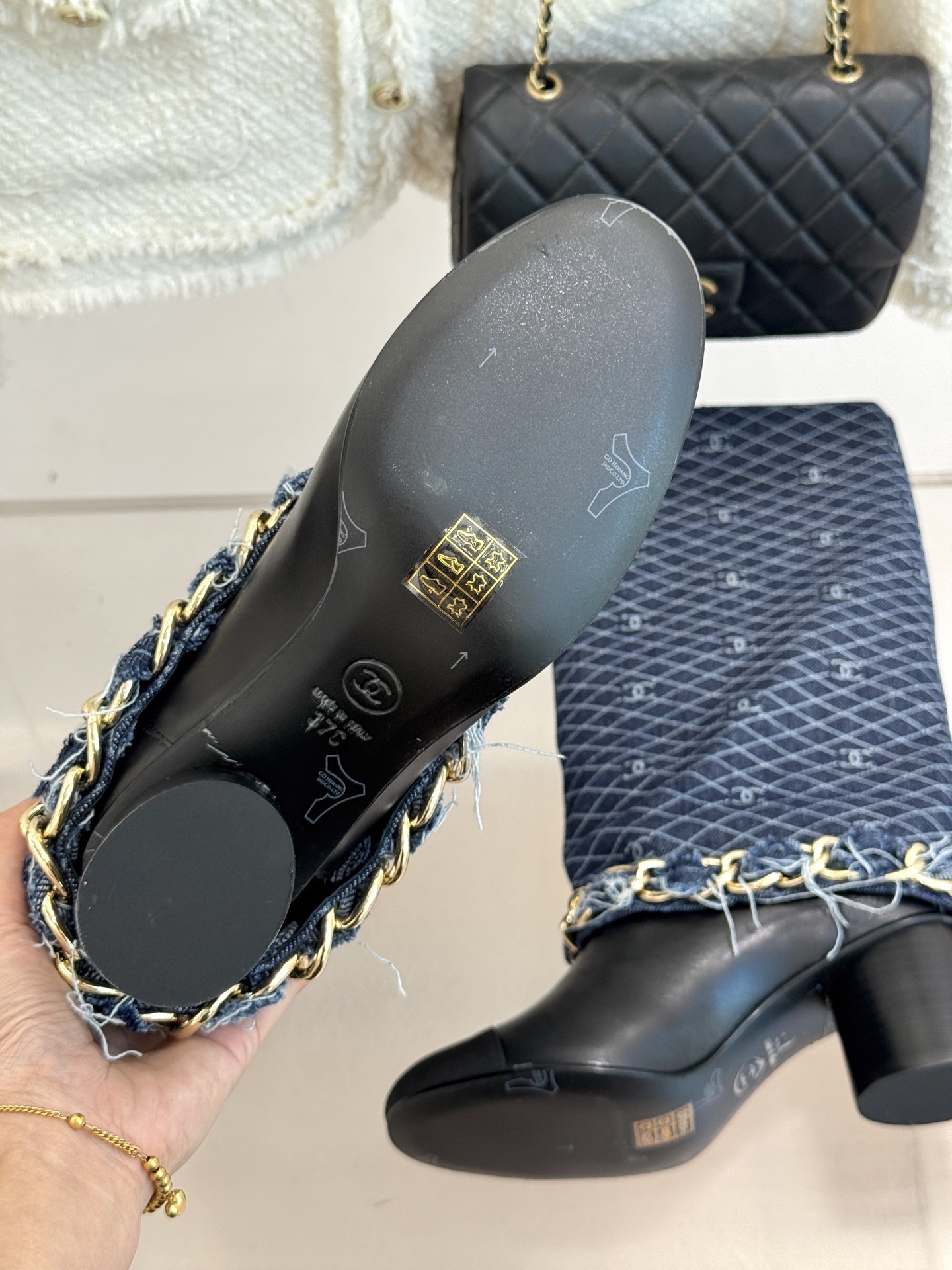 CHANE*|小香25k秋冬新品大链条拼色
粗跟裤管靴
标志性的大链条设计,把经典玩出花!
粗旷却不失精