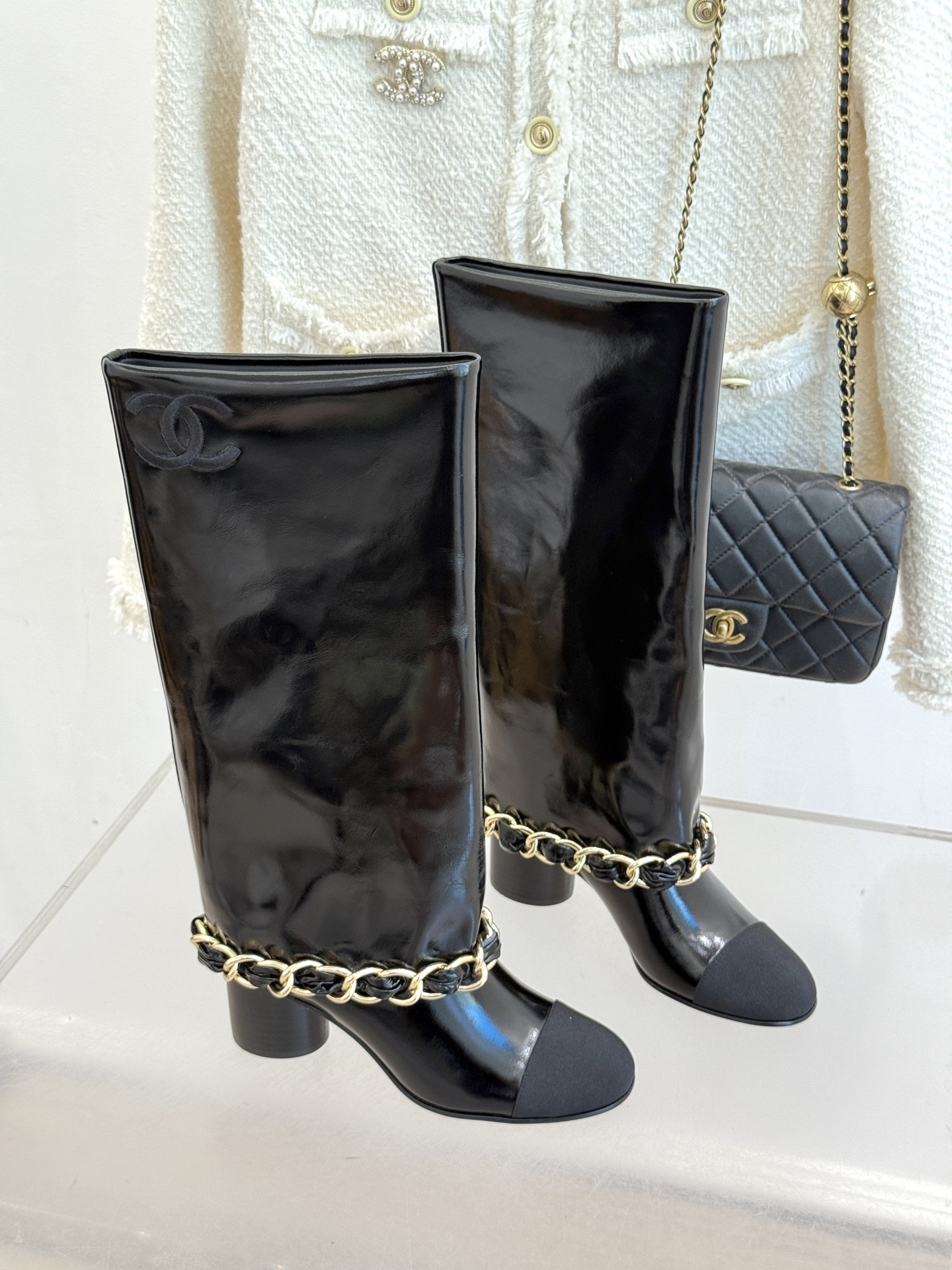 CHANE*|小香25k秋冬新品大链条拼色
粗跟裤管靴
标志性的大链条设计,把经典玩出花!
粗旷却不失精